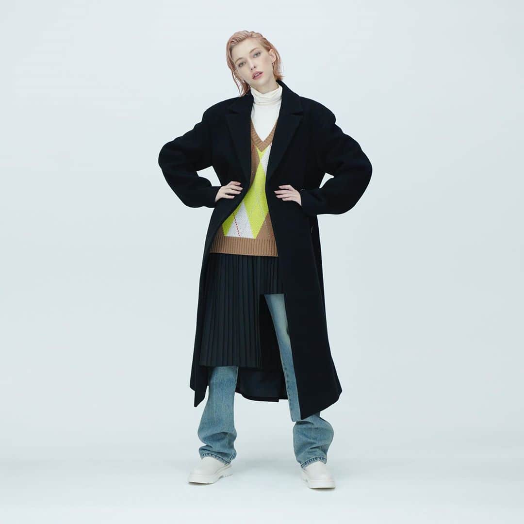 ステファニー・ミチョヴァのインスタグラム：「어떤 자켓이 제일 좋아요? What’s your favorite jacket?  1,2,3,4,5  ☃️ 2020 올겨울 아우터 다 무신사랑 해 화보를 촬영하게 되었어요. 11/30일까지 아우터 브랜드 할인을 확인해보세요! ❤️🍂 #무신사 #다무신사랑해 #무신사아우터페스티벌 @wusinsa #광고」