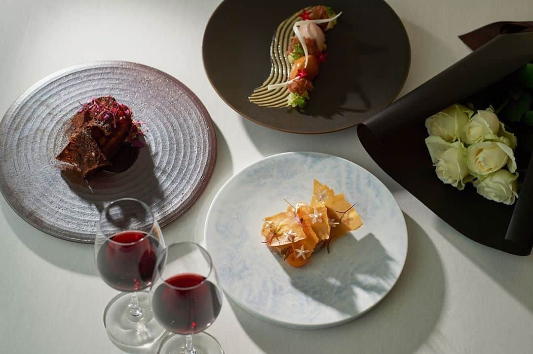Conrad Tokyoのインスタグラム：「コンラッド東京の4つのレストラン＆バーでは、クリスマス特別メニュー・クリスマスケーキをご用意しております。高揚感に包まれ華やぐホリデーシーズンに、東京湾と浜離宮恩賜庭園、または汐留からのシティビューを望むスタイリッシュな空間で、大切な人と、ご家族と、ご友人同士で過ごすクリスマスの特別なひとときをお届けします。  For a limited time, Conrad Tokyo is offering exclusive packages, including festive dining experiences and spa treatments, for guests and their loved ones.  Share your own images with us by tagging @conrad_tokyo ————————————————————— #コンラッド東京 #コンラッド #ホテル #汐留 #東京 #スイート #ホテルステイ #港区 #ステイケーション #クリスマスディナー #クリスマス #フェスティブ #ディナー #ConradTokyo #StayInspired #suite #Shiodome #Shinbashi #staycation #christmas #dinner  #festive」
