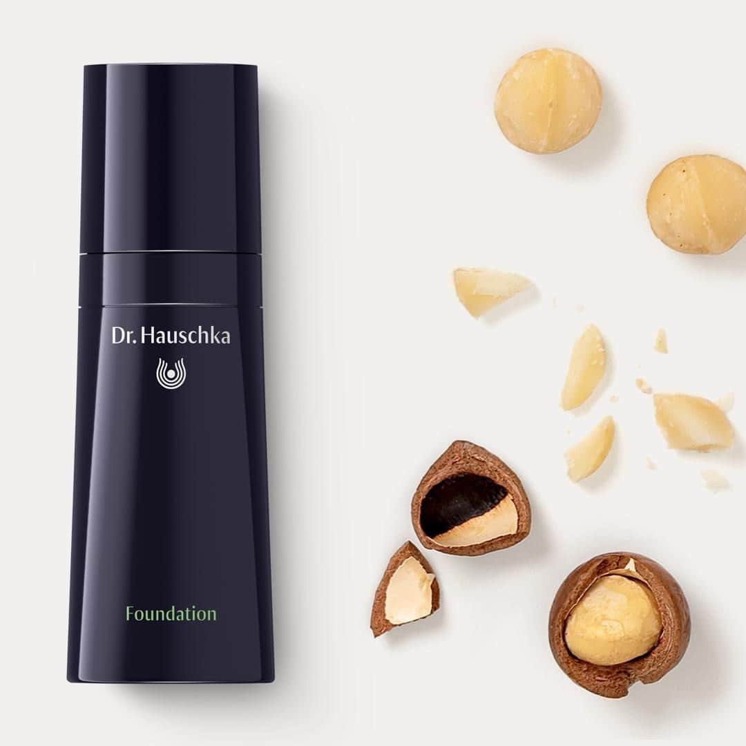Dr. Hauschka Japan ドクターハウシュカのインスタグラム：「【スキンクリームのようなリキッドファンデーション】⁠ .⁠ .⁠ 肌に自然なツヤを与え、天然色素でお肌のトーンを自然に整えてゆきます。スキンケアのクリームのようで、重みや皮膜感の気にならないテクスチャーです。マスク着用で肌荒れが気になる今だからこそ、肌負担の少ないベースメイクがおすすめです。⁠ .⁠ .⁠ ミネラルやザクロやマカデミア、ココナッツオイルなどのスキンケア成分でお肌の水分を保ちながら、お肌を外の影響から守ってゆきます。⁠ .⁠ .⁠ 日本人によりなじみやすい色味でリニューアル。⁠ .⁠ .⁠ ⁠ #ドクターハウシュカ#Drハウシュカ#オーガニックコスメ#敏感肌#敏感肌スキンケア#敏感肌でも安心#敏感肌でも使える#敏感肌用#敏感肌コスメ#オーガニック#オーガニックコスメ好きな人と繋がりたい#オーガニック好きな人と繋がりたい#オーガニック化粧品#オーガニックスキンケア#オーガニック女子#オーガニックメイク#ナチュラルコスメ#ナチュラルな暮らし#丁寧な暮らし#スキンケア難民#スキンケア大事#スキンケア好きさんと繋がりたい#サステナブル#ドイツコスメ#海外コスメ#ベースメイク#ナチュラルメイク#マスク荒れ#リキッドファンデーション#肌荒れ」