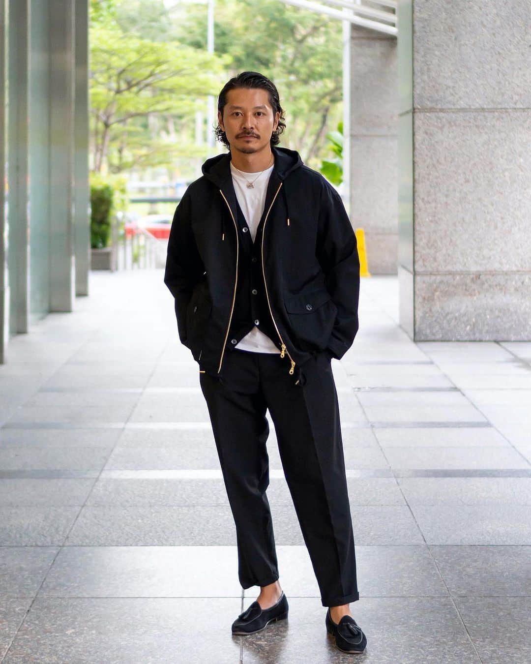 高田朋佳のインスタグラム：「One point of gold parts on black clothes makes the style look luxurious.  ———————————————————————— #autmnoutfit  #dressstyle #elegantstyle #modernclassicstyle #newclassicstyle #fashion #mensfashion #mensdressstyle #suitsstyle #dapperstyle #takadachannel」