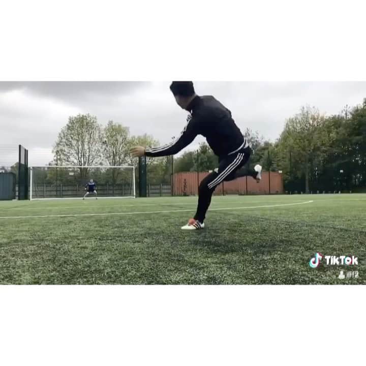 F2Freestylersのインスタグラム：「Out here trying to be the left footed Becks 🤣」