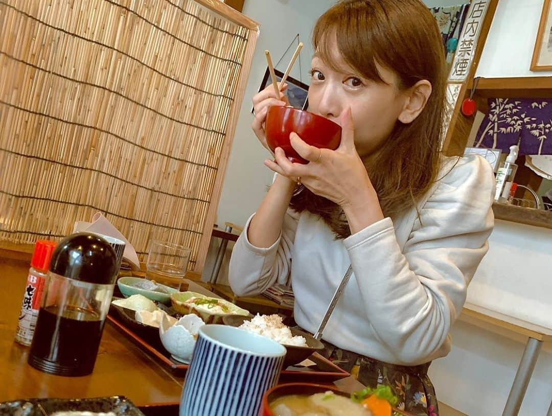 長谷川ゆうさんのインスタグラム写真 - (長谷川ゆうInstagram)「. . 小江戸探索🍠  お豆腐セット美味しかった♡ そして飛び出す 「はんなりってどんなり？」 笑  コーヒースタンド目指したら なぜか店員のお兄さん不在。 結局お隣のスタバへ ひんやりしてきてもアイスラテなゆかりちゃん 真夏でもホット派のゆかちゃんと私 もぉカップがクリスマスだね  早くまた会いたい♡ . . #yyy #y旅 #川越食べ歩き #小江戸川越 #プチトリップ #🍠」11月9日 20時05分 - haseyuu08