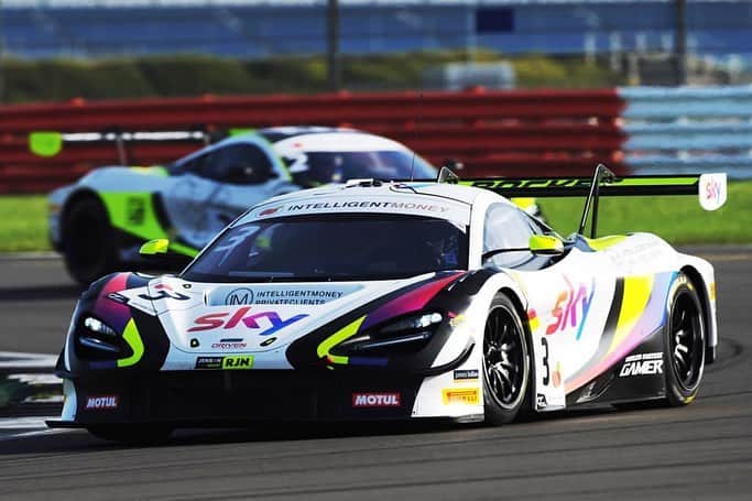 のインスタグラム：「Fun experience to be part of the @british_gt @silverstonecircuit 500 yesterday. Congratulations to the #2 of @jaaamesbaldwin & @michael_obrien_7 for their podium but also for their fantastic performance all season for @rocket_msport, they both have a bright future ahead of them in motorsport 👏🏽. • Not such an easy weekend for the #3 of @chris_buncombe and I but I guess that’s what happens when you don’t test before the race! Happy with getting on top of the car in the race with reasonable pace.  • Multiple class GT racing is action packed, whether it’s fighting with the other GT3 cars or trying to pass a GT4 around the outside of Stowe 👌🏽love it! • Lovely to catch up with mate @mrrjw77 and get the three amigos back together. Never thought we’d all be on track together 🙏🏽 • Big thanks to all our partners and sponsors that made this one off race happen at very short notice.  • #gt3 #gt4 #britishgt #silverstone #mclaren #720s #racing #sky #skysportsf1」