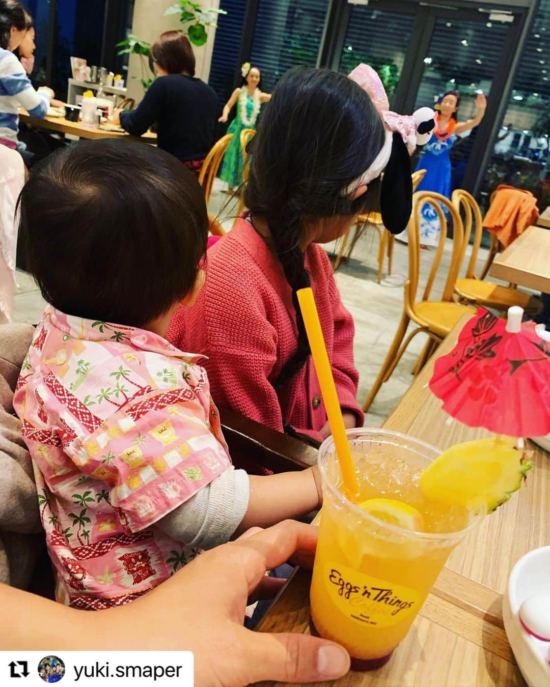 EGGS ’N THINGS JAPANのインスタグラム：「#Repost @yuki.smaper 様  ご来店頂きましてありがとうございます😊フラダンスも楽しんでいただけて嬉しいです💕  また、可愛いお写真をご投稿頂きましてありがとうございます☀️🌈  また機会がございましたらEggs 'n Thingsでごゆっくりお過ごしください😆🏝  --------  #アロハでエッグスン   エッグスンシングス でフラダンスみてきた。可愛かった☺  息子にアロハシャツ着せていったらジュースもらった❣️  #エッグスンシングス #eggsnthings」