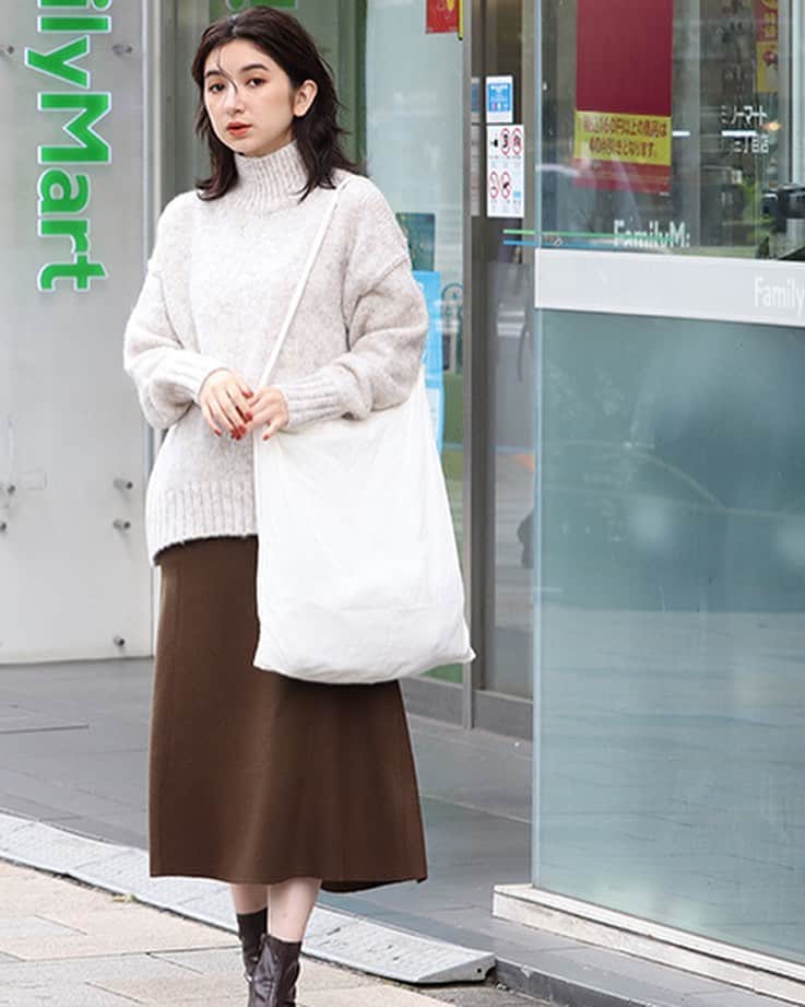 ozoc_officialのインスタグラム：「【ワンマイルから楽しむ　Own Zone Original Comfort】 ﻿ ﻿ ……………………………………………………﻿ ﻿ テレワークにも慣れ、 ﻿ 自宅で過ごす時間が長くなった今年。 ﻿ 部屋着としても、そのままちょっとした外出にも使え ﻿ る新定番、“ワンマイルウェア”。 ﻿ 新しいスタイルで、自分らしく快適におしゃれを ﻿ 楽しみたい女性に向けて、 ﻿ 1week着回しコーディネートをご紹介いたします﻿ ﻿ ◾︎Wednesday ﻿ 気分転換にコンビニへ﻿ 気になっていたレストランのテイクアウトを発見﻿ ……………………………………………………﻿ ﻿ ﻿ ﻿ #OZOC #オゾック﻿ ﻿ #coordinate #ファッション　#コーディネート #コーデ #大人カジュアル #カジュアルコーデ #大人かわいい #ootd #code #outfit #fashion #きょコ #リラックスコーデ #autumn #秋スタイル #秋コーデ #秋ファッション #シンプルコーデ #今日のコーデ　#着回しコーデ」