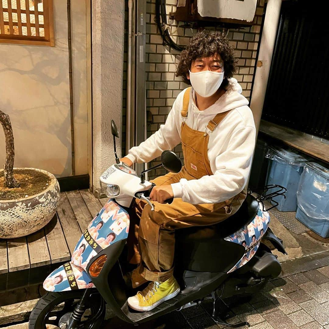 武井壮さんのインスタグラム写真 - (武井壮Instagram)「おかしなバイク乗ったやつが飯食いにきた！！ #みんなのたかみち #今年中にYouTubeのチャンネル登録3070人行かないと、3070キロマラソンせなあかん運命 #たぶん◯ぬ」11月9日 20時08分 - sosotakei