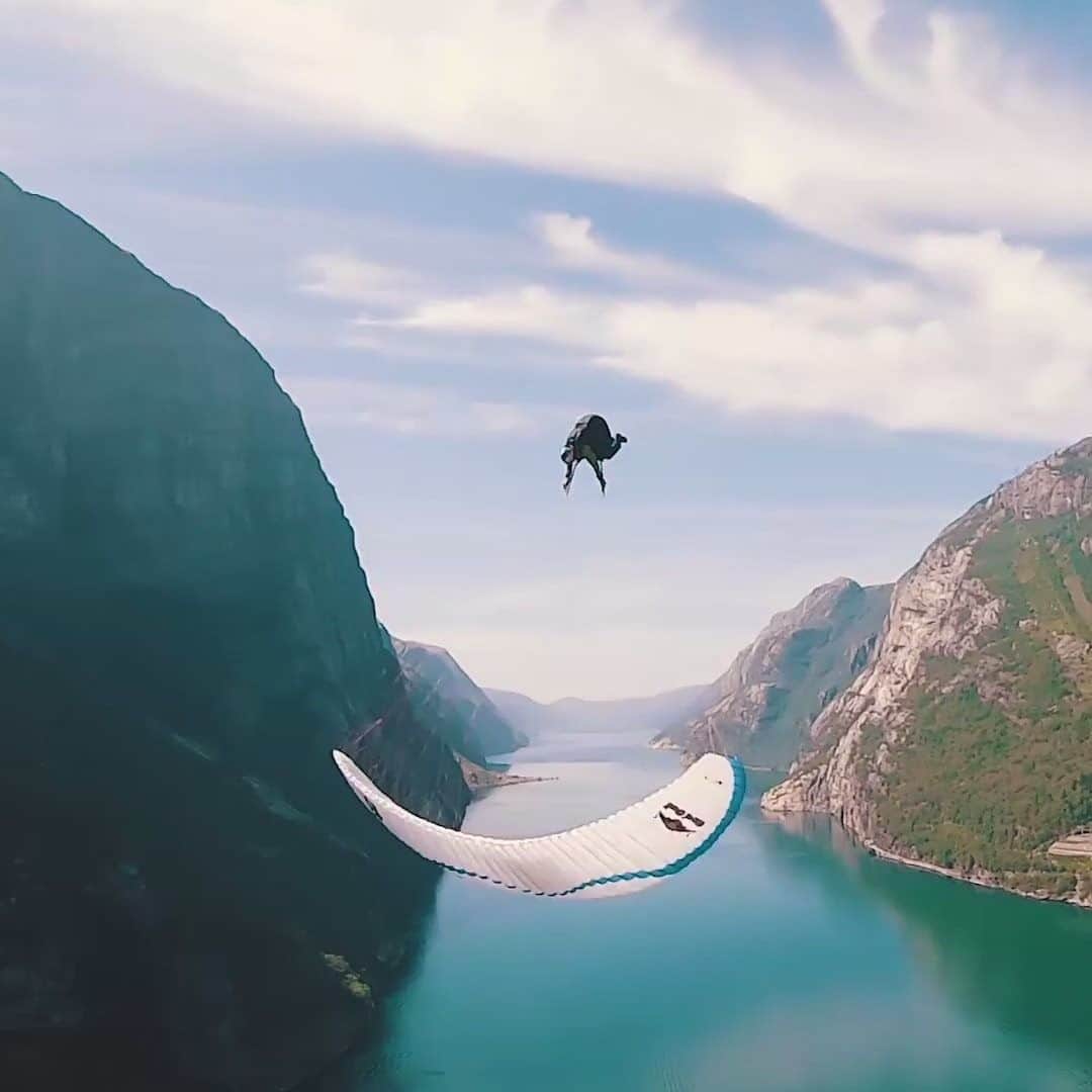 レッドブルのインスタグラム：「ok that’s certainly one way to start the week 😲  🚀 : @veso_ovcharov  🎥 : @ilkoilliliev  #redbull #givesyouwiiings #paragliding #aerial #drone」