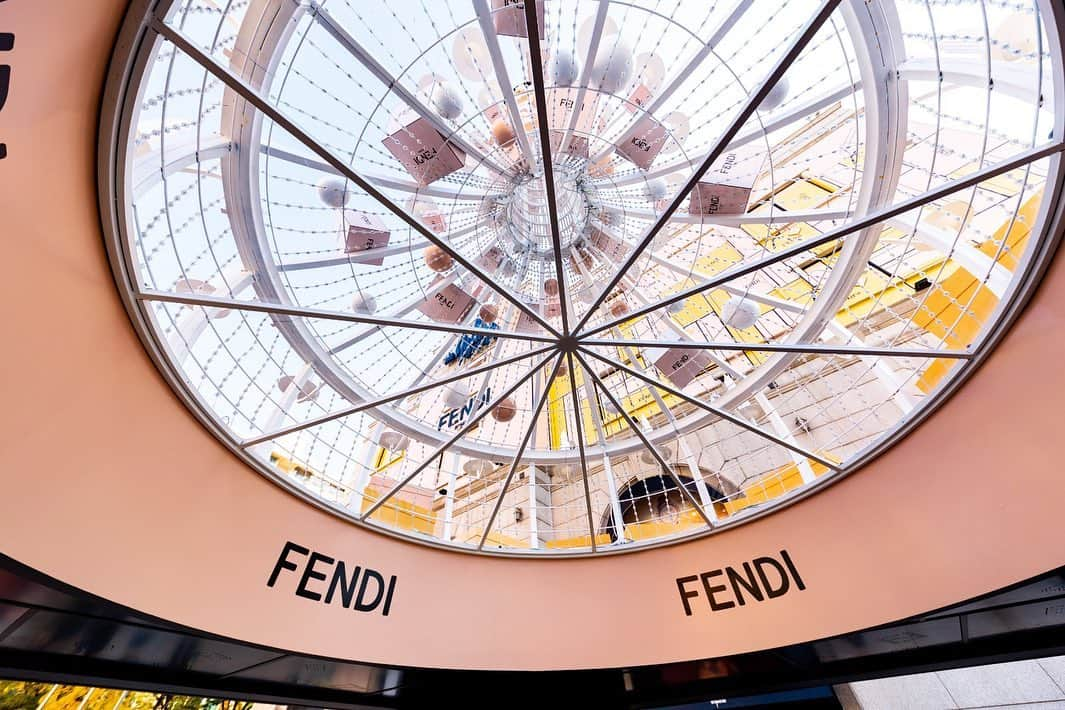 Fendiさんのインスタグラム写真 - (FendiInstagram)「Indulge and bloom. With the hope to find serenity soon again, we’re spreading the #FendiHoliday festive mood to Seoul and housing a pop-up dedicated to #FendiGifts and FW20 Women’s & Men’s Collection - available from now until November 17 at the @galleriadept Luxury Hall EAST」11月9日 20時08分 - fendi