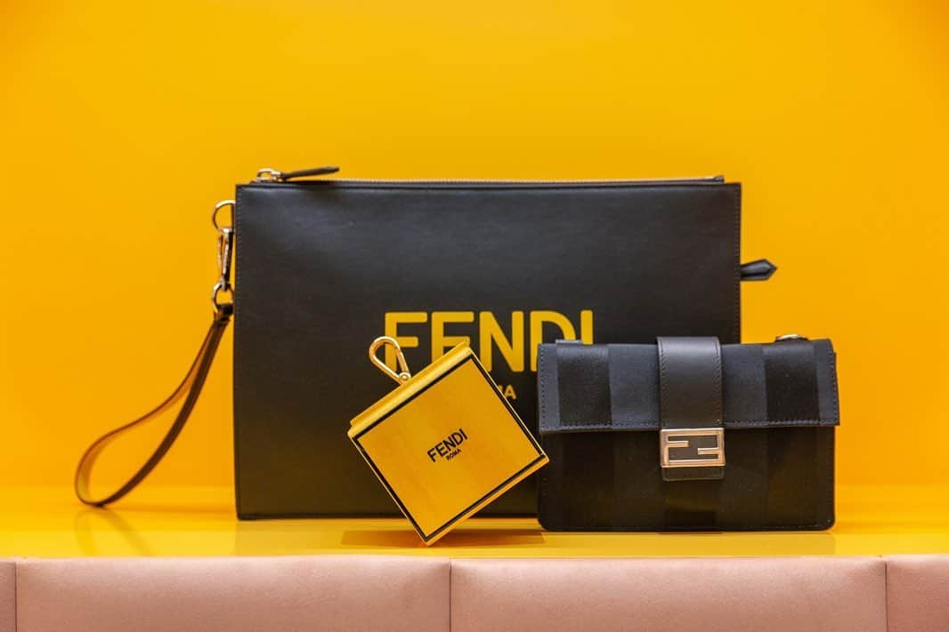 Fendiさんのインスタグラム写真 - (FendiInstagram)「Indulge and bloom. With the hope to find serenity soon again, we’re spreading the #FendiHoliday festive mood to Seoul and housing a pop-up dedicated to #FendiGifts and FW20 Women’s & Men’s Collection - available from now until November 17 at the @galleriadept Luxury Hall EAST」11月9日 20時08分 - fendi