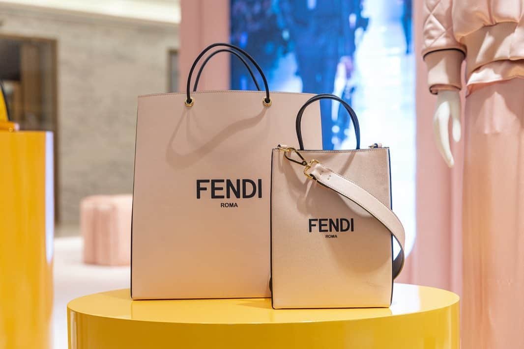 Fendiさんのインスタグラム写真 - (FendiInstagram)「Indulge and bloom. With the hope to find serenity soon again, we’re spreading the #FendiHoliday festive mood to Seoul and housing a pop-up dedicated to #FendiGifts and FW20 Women’s & Men’s Collection - available from now until November 17 at the @galleriadept Luxury Hall EAST」11月9日 20時08分 - fendi