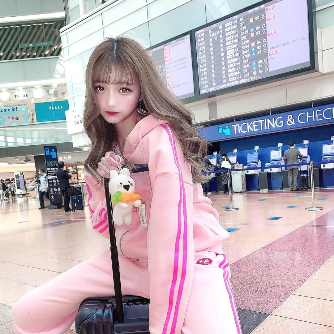 あやちゃんさんのインスタグラム写真 - (あやちゃんInstagram)「大阪来てます🐰🎀 飛行機で行ったよ✈💭 ユニバ投稿は明日しよっかなあ💗 #ラフ着 #ラフコーデ #ジャージ  #セットアップコーデ  #空港 #羽田空港  #空港ファッション #飛行機  #すこぶる動くうさぎ #すこぶるうさぎ  #韓国ファッション #旅行コーデ #大阪観光 #大阪旅行 #ラインパンツ #スーツケース」11月9日 20時08分 - aya.you.love.r