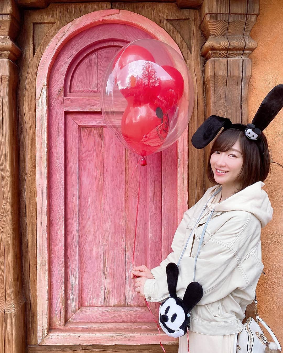 葉山いくみのインスタグラム：「美女と野獣は抽選に落ちちゃったんだけど、新エリアが可愛すぎてテンションあがった！ 歩いてるだけで楽しかった～」