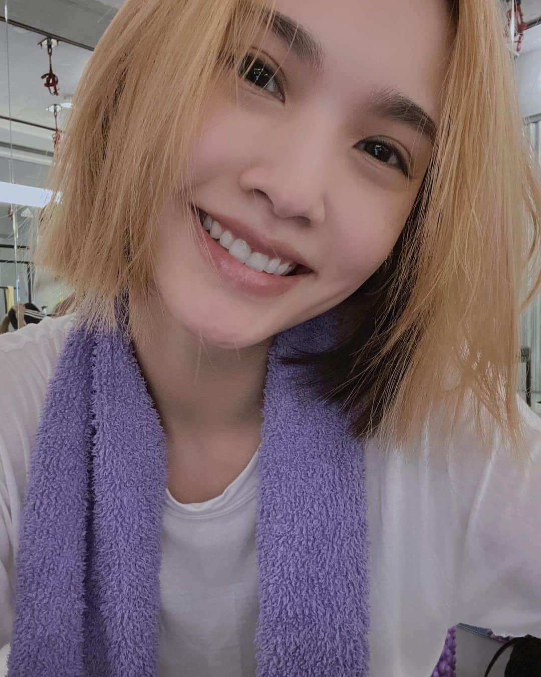 レイニー・ヤンのインスタグラム：「Ok！我很瘋，我承認😌 連唱+跳四場（包括總彩），今天下午居然還去跳床！！！老師本來想自行取消我的課，深怕我太累，但我真的不累啊😅 這幾天的照片，攝影師都還在整理中，我也還在消化自己的感覺，所以過個幾天，再跟大家分享🥰 如果你/妳有在我謝幕時錄像，歡迎把影片寄到「cosmos2981@gmail.com」，一起參加募集活動吧😚 Btw，運動後的咖喱飯，實在是太美味了！可以吃真正的食物，真好🤤」