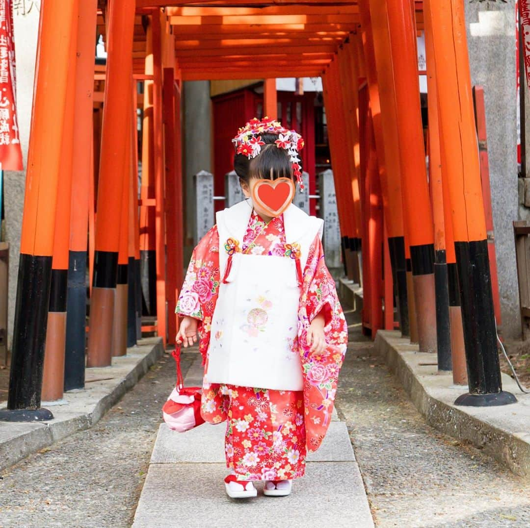 PINKYさんのインスタグラム写真 - (PINKYInstagram)「七五三詣⛩✨  お天気に恵まれた娘の七五三詣👧🏻👘❤️ 　 この日のために遠方からじいじ、ばあばも駆け付けてくれて、家族皆んなで娘の健やかな成長を祈り、感謝した幸せな1日となりました🌈✨  この日は赤いお着物を選んで、日本髪も豪華にしてもらった娘👧🏻❤️✨  とても可愛くて、ずっと見ていたいくらいでした🥰👘❤️  photo by @hoshina1987   ・・・  #七五三 #三歳 #七五三詣  #love #happy #family #mamalife #babygirl #753」11月9日 20時09分 - shanti_pinky_shanti