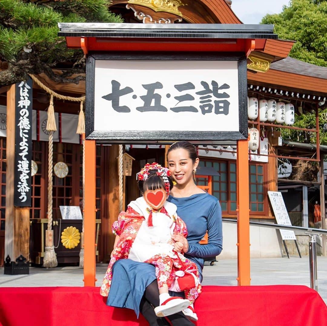のインスタグラム：「七五三詣⛩✨  お天気に恵まれた娘の七五三詣👧🏻👘❤️ 　 この日のために遠方からじいじ、ばあばも駆け付けてくれて、家族皆んなで娘の健やかな成長を祈り、感謝した幸せな1日となりました🌈✨  この日は赤いお着物を選んで、日本髪も豪華にしてもらった娘👧🏻❤️✨  とても可愛くて、ずっと見ていたいくらいでした🥰👘❤️  photo by @hoshina1987   ・・・  #七五三 #三歳 #七五三詣  #love #happy #family #mamalife #babygirl #753」
