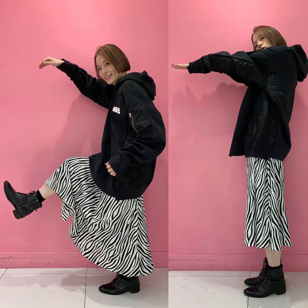 のインスタグラム：「ㅤㅤㅤㅤㅤㅤㅤㅤㅤㅤㅤㅤㅤ 今日11.9は！ 私が生まれた日です！ おめでとうわたし！！おめでとうみんな！！ ㊗️😋🎉😍✨ ㅤㅤㅤㅤㅤㅤㅤㅤㅤㅤㅤㅤㅤ 37回目なので37のポーズしてみたのだけど 3むっっず！！！😂 撮ってくれたSHIMAのsachiさん @sattyyyyy も 「えwどうしよう全然3に見えないけどwwいいのこれでいいのww」って困ってたありがとうござるます😂😂😂 そんなわけで髪も切りました😋 ㅤㅤㅤㅤㅤㅤㅤㅤㅤㅤㅤㅤㅤ 37歳のテーマは 『原点回帰〜宮島咲良を派手に生きる〜』 です！ 詳しくはブログに書いたからそっちも読んでね〜🔥 ㅤㅤㅤㅤㅤㅤㅤㅤㅤㅤㅤㅤㅤ 宮島咲良に生まれて楽しいよありがとうみんな！ ㅤㅤㅤㅤㅤㅤㅤㅤㅤㅤㅤㅤㅤ #私服戦隊ミヤジマン #宮島咲良 #ミヤジマン #ミヤジマン生誕祭2020 #ぼっち戦隊ミヤジマン #birthday」