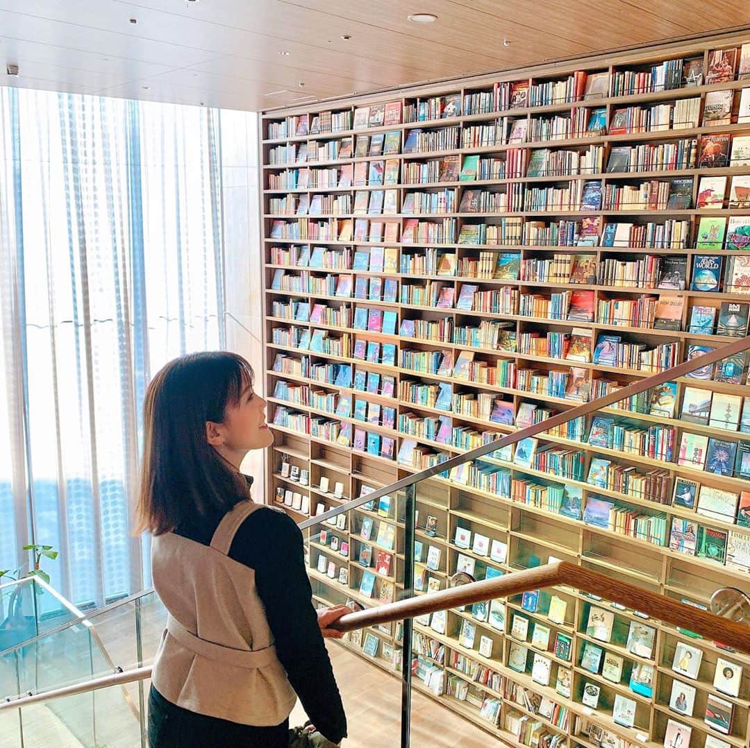 上坂由莉のインスタグラム：「﻿ \ \ 読書の秋🍁 / /﻿ ﻿ 小さい頃から身体を動かす事が大好きで﻿ じっと読書をするのが苦手でしたが﻿ この秋はちょっと心にゆとりを作れるように﻿ ピンときたタイトルの本をじっくりと読もうかな😊📚☕️﻿ ﻿ ﻿ #蔦屋書店 #枚方 #枚方Tsite #読書の秋 #読書」