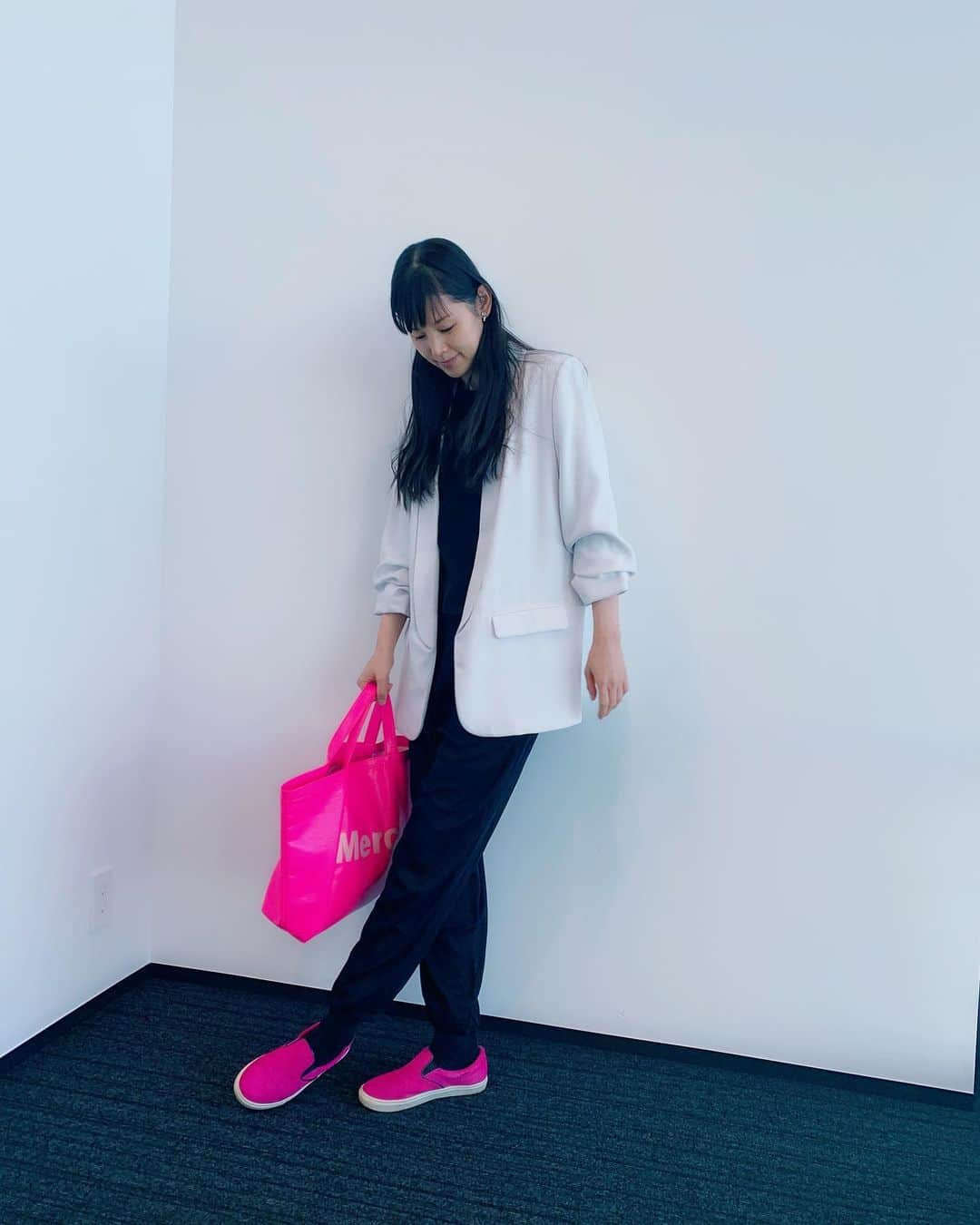 小西真奈美さんのインスタグラム写真 - (小西真奈美Instagram)「#アルバム #cure #取材 #ビックジャケット #またピンクと白😆 #でも今度はスリッポン」11月9日 20時16分 - manami.official