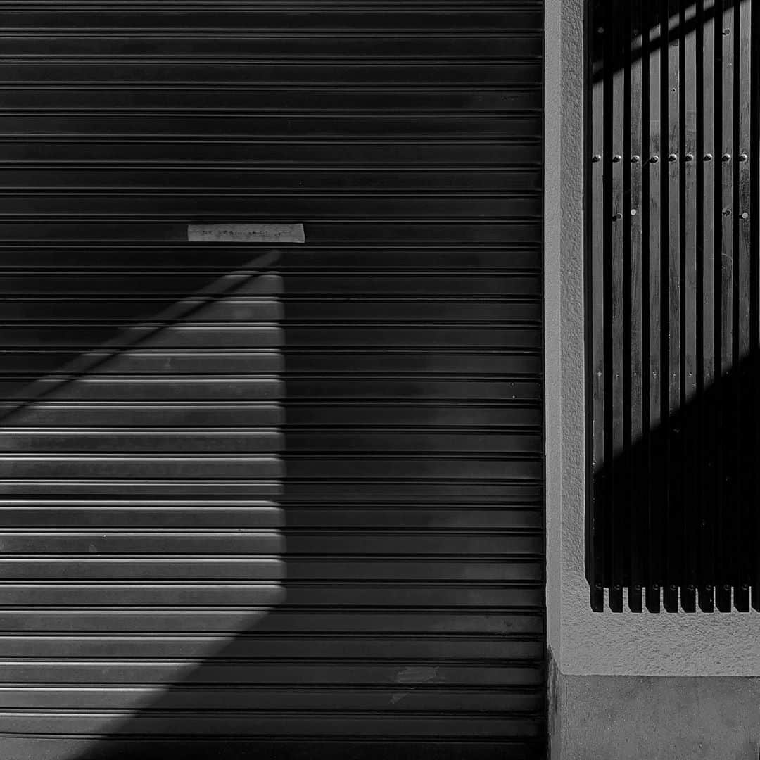 naotakeのインスタグラム：「斜光 - Slanting rays / iPhone XR & Snapseed, 20201110 . . 在宅勤務中、自宅から外出して自宅に戻り、再び自宅で執務するのは、何度やっても不思議な気分。 . . #spicollective #royalsnappingartists #infamous_family #rsa_main #infinity_photo_cult #2_fineart #jp_gallery_member #jp_gallery_bnw #trb_bnw #wp_bnw  #bnw_life #bnwlife_member #bnw_life_shots #bnw_captures #world_bnw #top_bnw #team_jp_ #team_jp_モノクロ #ig_energy_bw #ig_nihon #streetphotographybnw #igersjp #blackandwhite #bnw #bnwphoto #monochrome #bw #bnwphotography #ShotOniPhone #shotoniphoneXR」