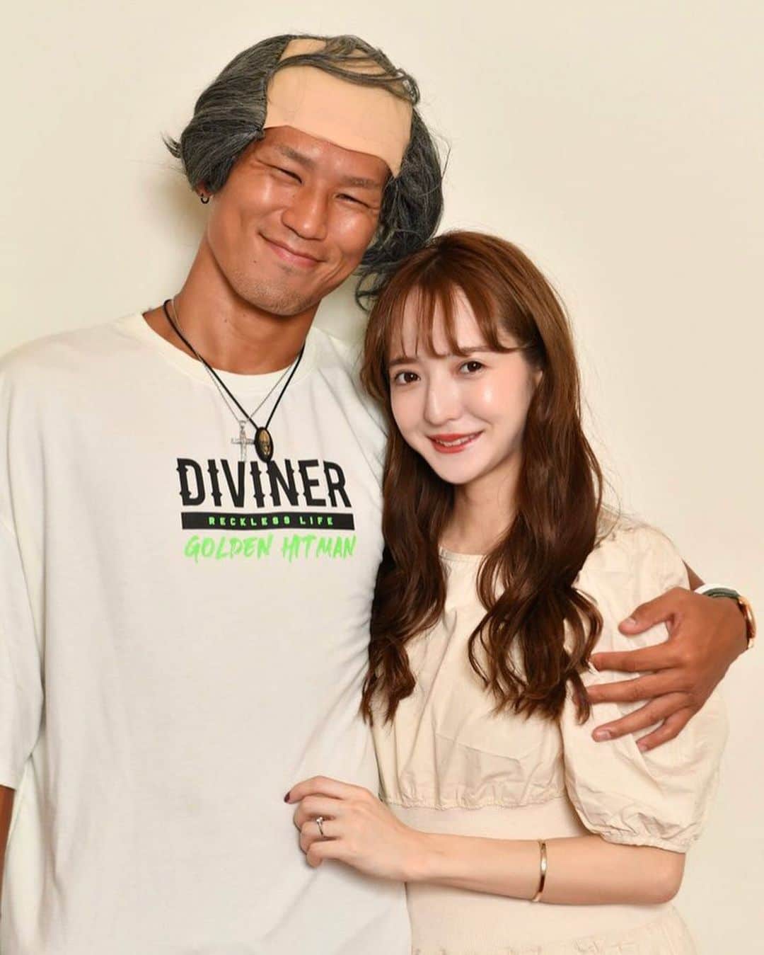 平木愛美のインスタグラム：「きのうは、やすくん勝利🥊🔥🎖🏆❤️  おめでとう。心からおつかれさま。  試合がおわると、ほっ。と。 そして毎度、心動かされ感動してしまいます。  何気に入籍後初の"試合"で、ドキドキしてましたっ。 そしてこの６年やすくんの試合は、必ず会場へひっそり応援に行っていたのですが、 今回は臨月妊婦ということで彼含め両親や義理両親みんなに心配いただきまして😳🧸 行かないことになったので、姿を見れずソワソワしてました、、、  （会場にいても、ソワソワというか、色んな感情がとまらないのですが笑）  でもほんとう、無事よかった！👑🧡🧡🧡  応援ありがとうございました！！！！！  祝勝会をまわった旦那さんの帰宅を、これまたいつもの、好物チーズケーキつくって、おかえり。💕☺️zz  写真は結婚発表後、【週刊新潮】さんに取材をしていただいた時のもの。  こんな🦖🕺👴🏻？旦那さんですが🚀笑 私にとって試合で戦うやすくんの姿は、世界一、心配で、でもたくさん心動かされて、かっこいいです。  babyにもそんな姿を見せられる日がくるのかぁ。と思うと、感慨深いなぁ。 いつかそんな日がきたらいいな…❤️ と思っていたことが、、、もうすぐ、、、👼」