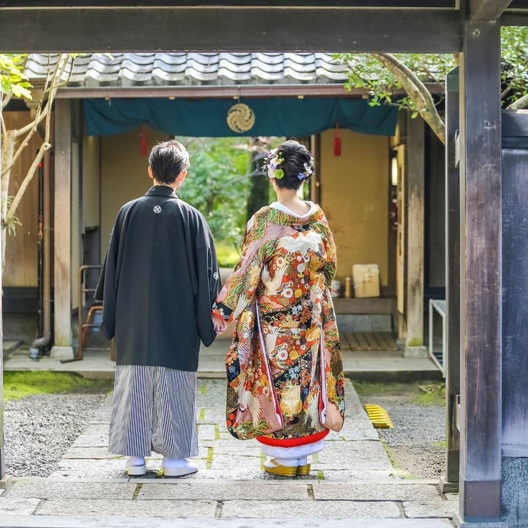 家族挙式さんのインスタグラム写真 - (家族挙式Instagram)「. 日本ならではの和装スタイルで 前撮りWEDDINGフォト 古き良き神聖な空間と時間の中で 最高の１枚を♡ 家族挙式ならおふたりらしい スタイルで結婚式が叶います！  ------------------- @kazoku_wedding をフォローして、 #家族挙式 でお写真を投稿してくださいね＊* -------------------  【2020年11月末まで！】  \年内実施の会食•披露宴プランお申し込みで/ ✳︎挙式スナップ写真60カット(77,000円分)プレゼント✳︎ ▽詳しくはTOPのリンクから❁ >>> @kazoku_wedding  ----------------------- . ❁テレビCM放映中 ▹▸ ”家族挙式ベスト”なら 【挙式・衣裳・美容・写真】が含まれたプランが99,000円〜叶います＊ ▽予約はTOPのリンクから❁ >>> @kazoku_wedding ------------------- #家族挙式 #ベストアニバーサリー #家族 #Family #家族婚 #bestanniversary #少人数婚 #ウェディング #結婚式準備 #結婚式 #フォトウェディング #プレ花嫁 #卒花 #日本中のプレ花嫁さんと繋がりたい #花嫁 #卒花嫁 #国内挙式 #weddingdress #ウェディングドレス #プラコレ #Dressy花嫁 #2020秋婚 #2021春婚 #2021夏婚 #2020冬婚 #神社婚 #和婚 #神社挙式 #前撮り」11月9日 20時24分 - kazoku_wedding