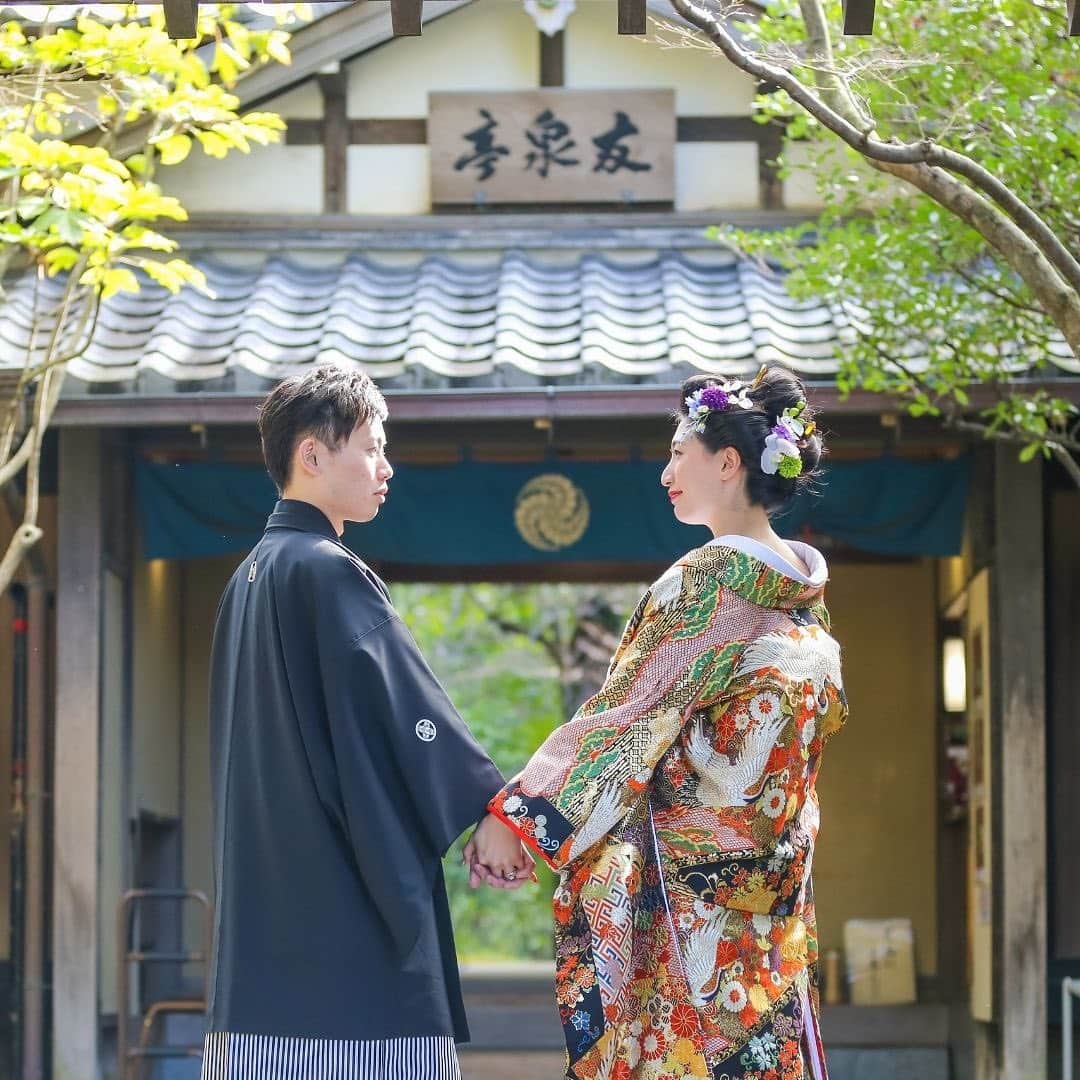 家族挙式さんのインスタグラム写真 - (家族挙式Instagram)「. 日本ならではの和装スタイルで 前撮りWEDDINGフォト 古き良き神聖な空間と時間の中で 最高の１枚を♡ 家族挙式ならおふたりらしい スタイルで結婚式が叶います！  ------------------- @kazoku_wedding をフォローして、 #家族挙式 でお写真を投稿してくださいね＊* -------------------  【2020年11月末まで！】  \年内実施の会食•披露宴プランお申し込みで/ ✳︎挙式スナップ写真60カット(77,000円分)プレゼント✳︎ ▽詳しくはTOPのリンクから❁ >>> @kazoku_wedding  ----------------------- . ❁テレビCM放映中 ▹▸ ”家族挙式ベスト”なら 【挙式・衣裳・美容・写真】が含まれたプランが99,000円〜叶います＊ ▽予約はTOPのリンクから❁ >>> @kazoku_wedding ------------------- #家族挙式 #ベストアニバーサリー #家族 #Family #家族婚 #bestanniversary #少人数婚 #ウェディング #結婚式準備 #結婚式 #フォトウェディング #プレ花嫁 #卒花 #日本中のプレ花嫁さんと繋がりたい #花嫁 #卒花嫁 #国内挙式 #weddingdress #ウェディングドレス #プラコレ #Dressy花嫁 #2020秋婚 #2021春婚 #2021夏婚 #2020冬婚 #神社婚 #和婚 #神社挙式 #前撮り」11月9日 20時24分 - kazoku_wedding