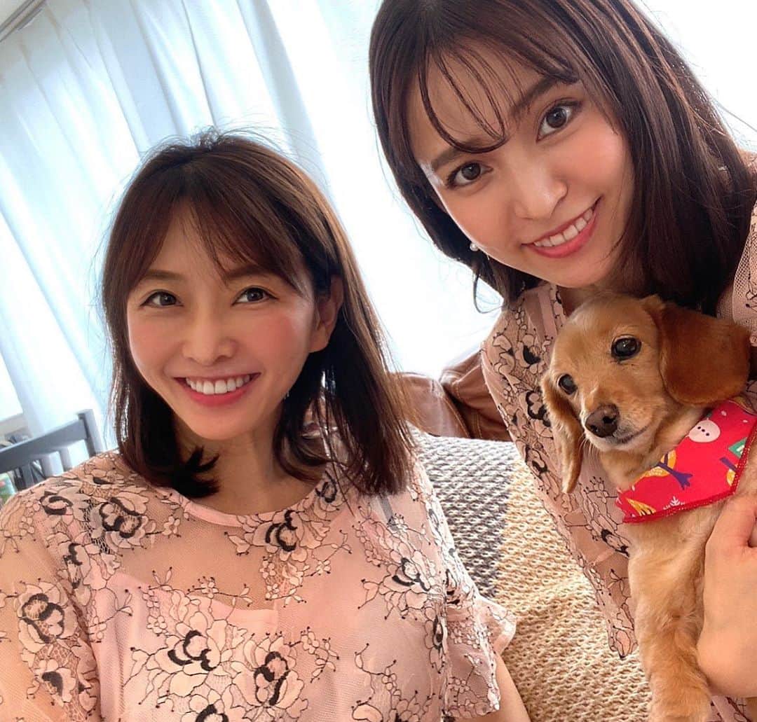 高村凛のインスタグラム：「今日はかおりちゃんと撮影だったよ✨💕  【@kaori__dayoo】  frescaさんのインスタライブやらせてもらったよ😊✨  【@frescaskin】  かおりちゃんのわんちゃんメリーちゃんが可愛かった🥰❤️  偶然同じワンピだったの😆💕  双子コーデ😂😂😂  双子コーデ初めてだわぁ🤣  今日もお疲れ様でした🙏😂💕  #双子コーデ #twinscode  #撮影 #インスタライブ」