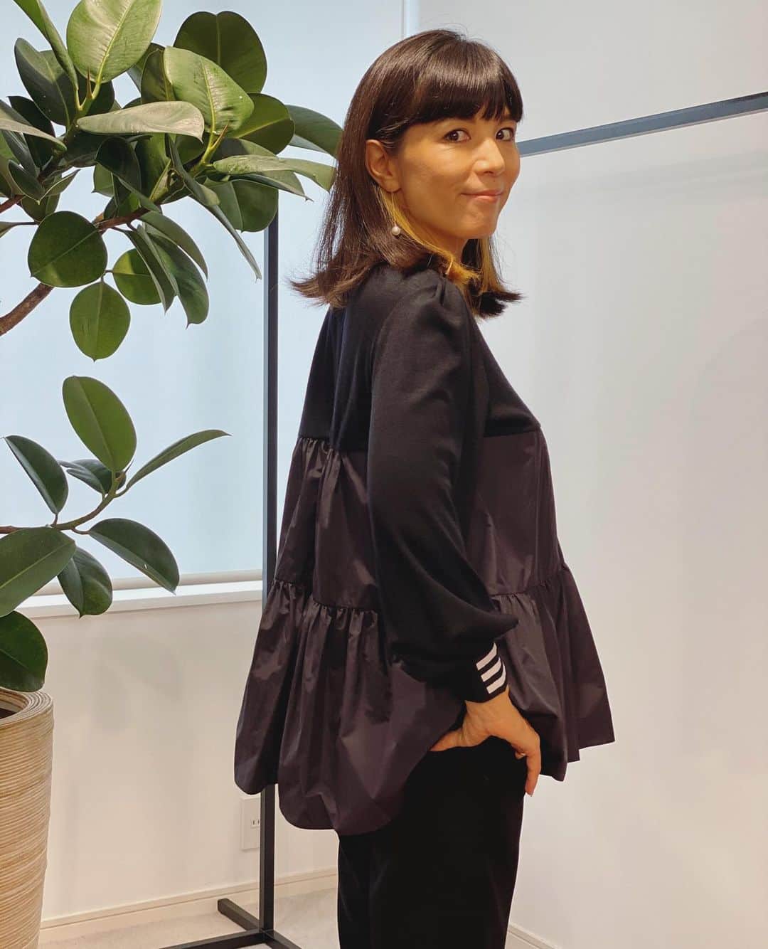 BORDERS at BALCONYのインスタグラム：「いよいよ開催が迫ってまいりました、⁠⠀ BORDERS秋のPOP UP STORE！！⁠⠀ ⁠⠀ まずは、玉川タカシマヤからスタートです✨⁠⠀ ⁠⠀ ⁠⠀ 本日は、POPUP限定コレクションをご紹介！⁠⠀ 柴田が着用しているのは、⁠⠀ ボーダーズ大人気のWEEKENDシリーズでおなじみのウールジャージー素材に、シャカシャカと軽やかな素材を合わせたTトップとワンピース👗⁠⠀ ⁠⠀ ワントーンでも、異素材がメリハリを持って存在感◎⁠⠀ 一枚でスタイリングが決まるボーダーズらしいコレクションです！⁠⠀ ⁠⠀ POP UPではこの他にも、いつもは店頭ではご覧いただけないEC限定商品や、完売してしまったあの商品などなど、、、⁠⠀ たっぷり揃えてお待ちしております💛💙⁠⠀ ⁠⠀ 詳しくはストーリーズからNEWSページにてご覧ください！⁠⠀ ⁠⠀ ⁠⠀ ⁠⠀ ⁠⠀ #bordersatbalcony #ボーダーズアットバルコニー #ボーダーズ #BORDERS #柴田陽子 #yokoshibata⁠⠀ #popup #popupstore #popupshop #ポップアップ」