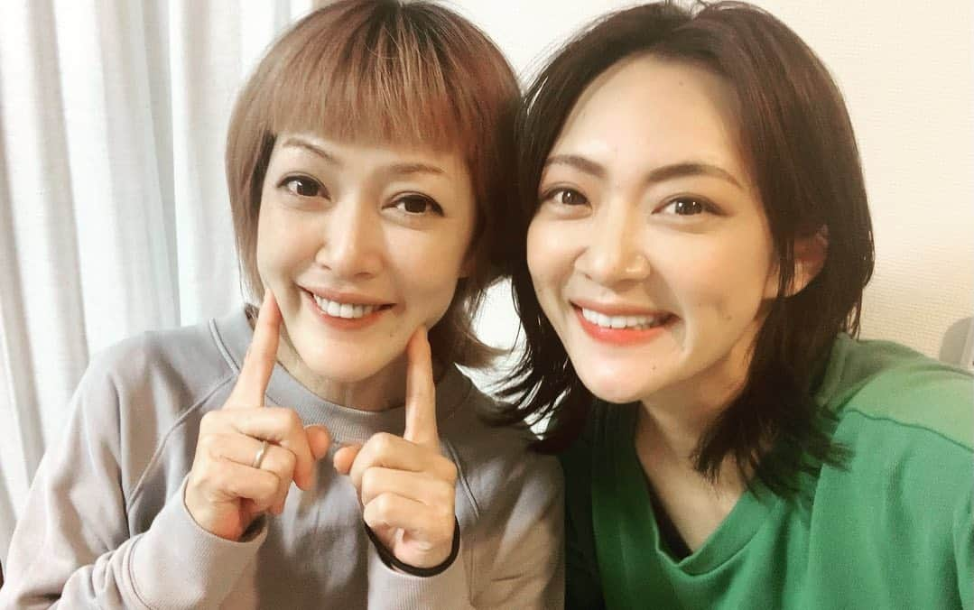 みかんさんのインスタグラム写真 - (みかんInstagram)「久々に松嶋さんと遊びました〜💕 息子同士が同級だからゲームしたり公園で遊んだり意気投合してて楽しかったみたい✨ うちも長女のオネェも一緒だったんだけど、松嶋さんのお嬢ちゃまはオネェージャーを見て不思議がってたわ🤣🤣🤣男？女？🤔 初対面の子供にはちと刺激が強かったみたいね😅 旦那さんにもいつも良くしてもらってて、めっちゃ話しが面白いの‼️「嫁が敬語で話してるみたいで気持ち悪いわwww」と言われました🤣 いや〜ん💕ある意味褒め言葉やん✨嬉しぃ😆😆😆 松嶋ファミリーに感謝♾🍊❤️ #松嶋さん #ものまね #いつも良くして下さいます #松嶋さんファミリー #みんな好き #感謝 #オネェージャー #W松嶋に挟まれる」11月9日 20時38分 - mikan02241984