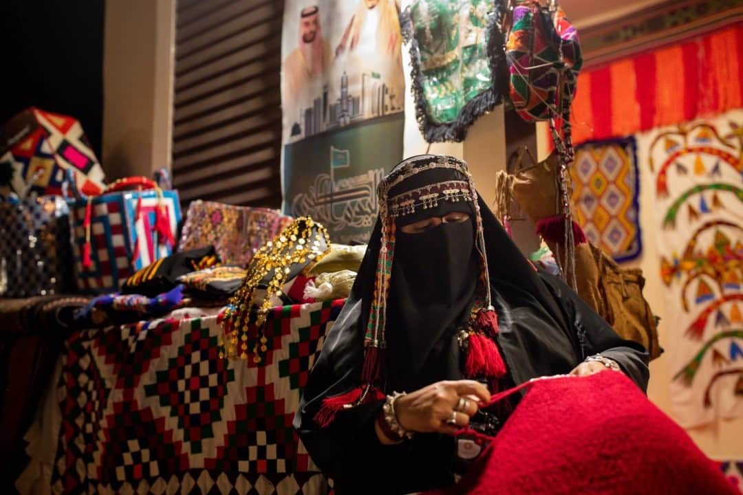 ナショナルジオグラフィックさんのインスタグラム写真 - (ナショナルジオグラフィックInstagram)「Photo by @tasneemalsultan / A Saudi woman sits at the entrance of her kiosk as visitors peruse her handmade fabrics and handbags at the Taif festival, earlier this year. #Taif #saudiarabia」11月9日 20時39分 - natgeo