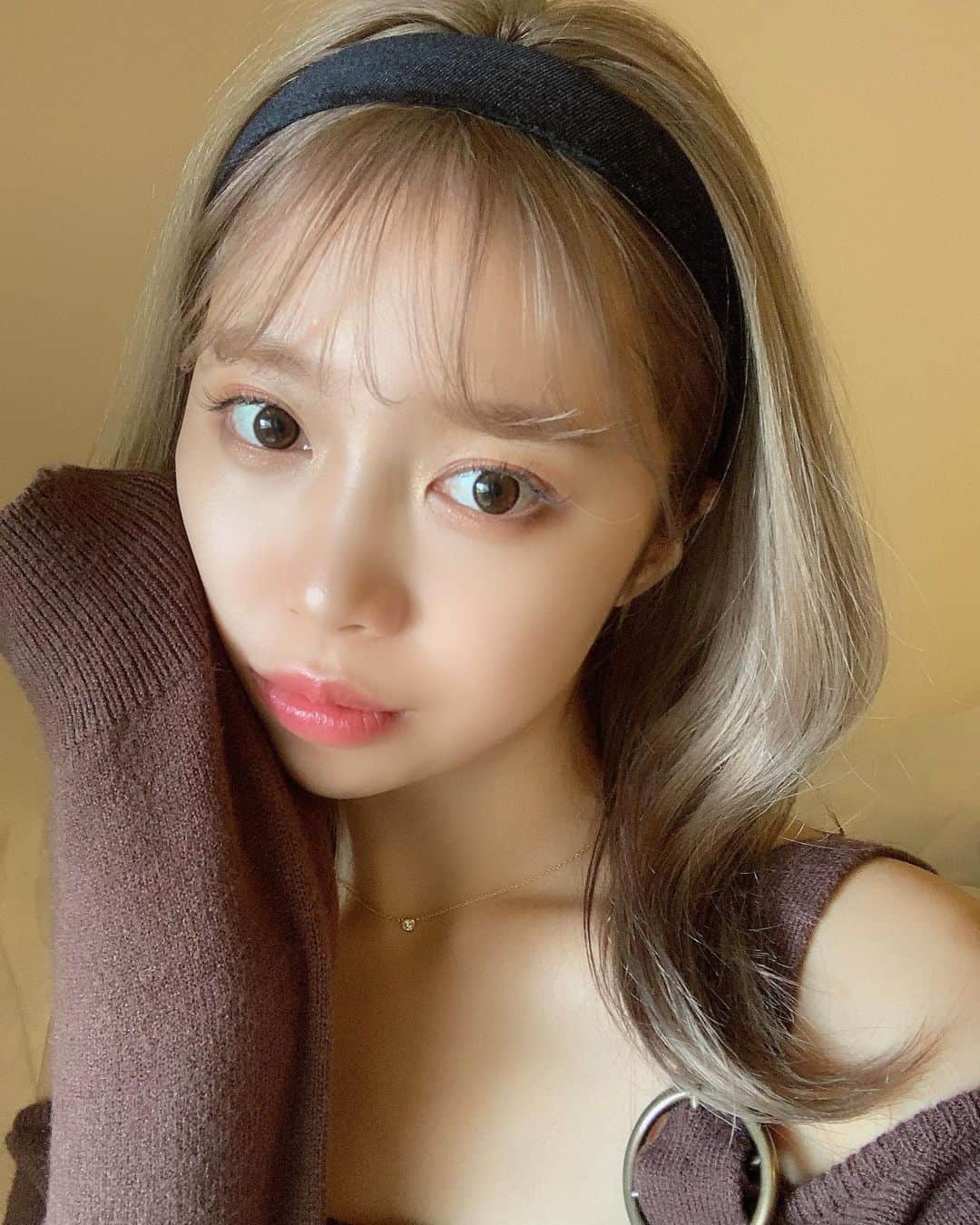 のインスタグラム：「ハイトーン定着？ 可愛いニットやパーカーがいっぱい着れる季節で嬉しい☺️♡  ナチュラルめなマツエクは、メイク短縮でもあるし いつも綺麗な目元でいられるから嬉しい🤍 ありがとうございます︎☺︎♡ @une_fleur_haruka   #マツエク #マツエクデザイン」