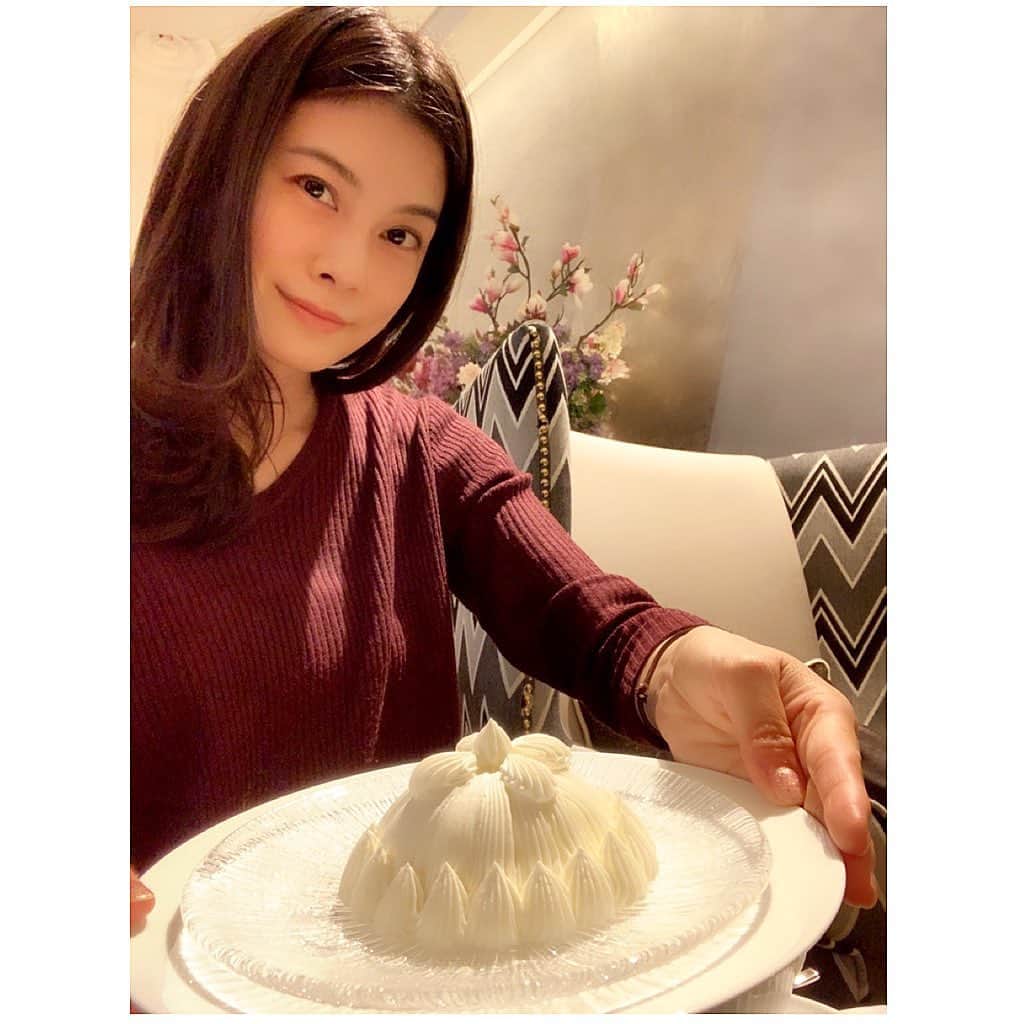 七瀬遥のインスタグラム：「マロンシャンテリー♡♡♡ シンプルだけど、可愛くて🧁 とっても美味しかった😋 マロン大好き🌰💖  #マロンシャンテリー#東京會舘#ケーキ#珈琲#美味しい#cake#coffee#sweets#delicious#good#friend#happy#love#happiness#good#smile#tokyo#japan」
