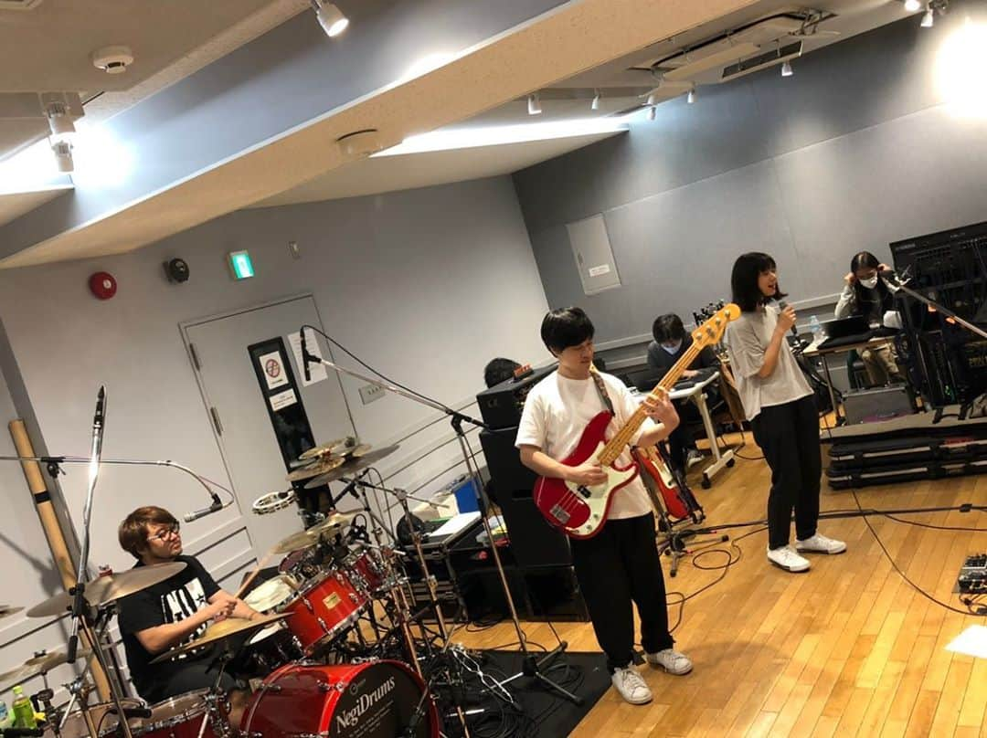 小出祐介のインスタグラム：「Base Ball Bear結成記念日、明後日11/11は配信ライブ「LIVE IN LIVE～(IN YOUR) HOME PARTY～」です！ぜひご覧ください！ ※写真のような場面はございません。集中力が切れて遊んでいただけです。  https://smam.jp/7380037417/」