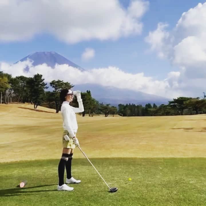 のインスタグラム：「本日は おやすみを頂いたので ゴルフをしに行ってきました✨ 、 スコアは119でした！！！ 、 いけぽちゃ3回もしちゃった割に なんとか🤣！！！！ 、 最近は、少しハードだったので ヘロヘロになりながら頑張りました🥳 #ゴルフ女子 #富士山🗻」