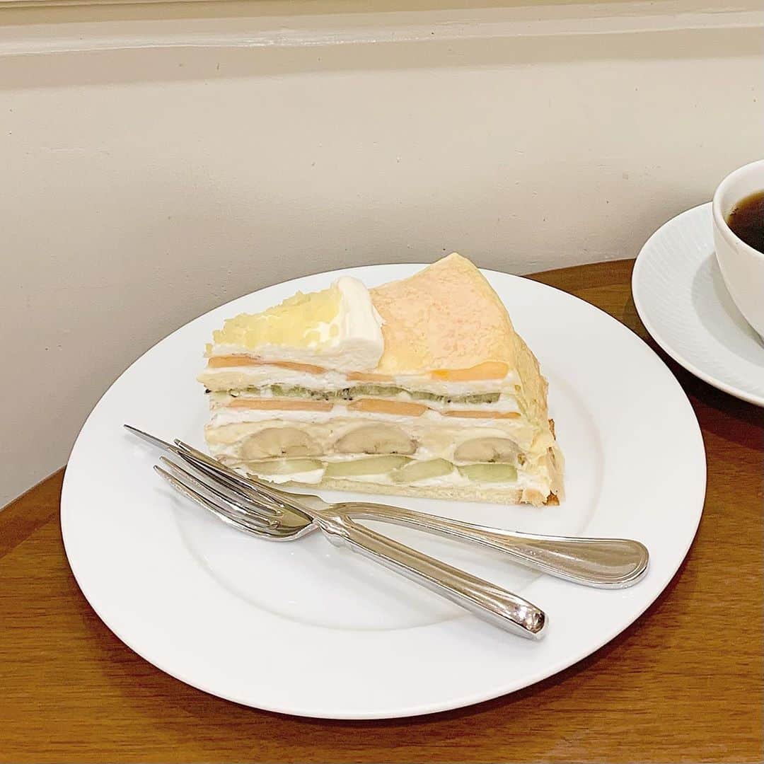 早乙女るなさんのインスタグラム写真 - (早乙女るなInstagram)「﻿ ﻿ 　　　【𝐂𝐚𝐤𝐞】﻿ ﻿ ﻿ 行列のできるケーキ屋さん🎂﻿ ﻿ ずーっと行列だったから行くの諦めてたけど朝活したおかげで初めて食べられたの♡﻿ ﻿ 甘さ控えめで美味しかった〜﻿ ﻿ 全国にあるからみんなもぜひ！﻿ ﻿ ﻿ ﻿ ﻿ #harbs #ケーキ　#横浜グルメ」11月9日 20時33分 - saotome.runa