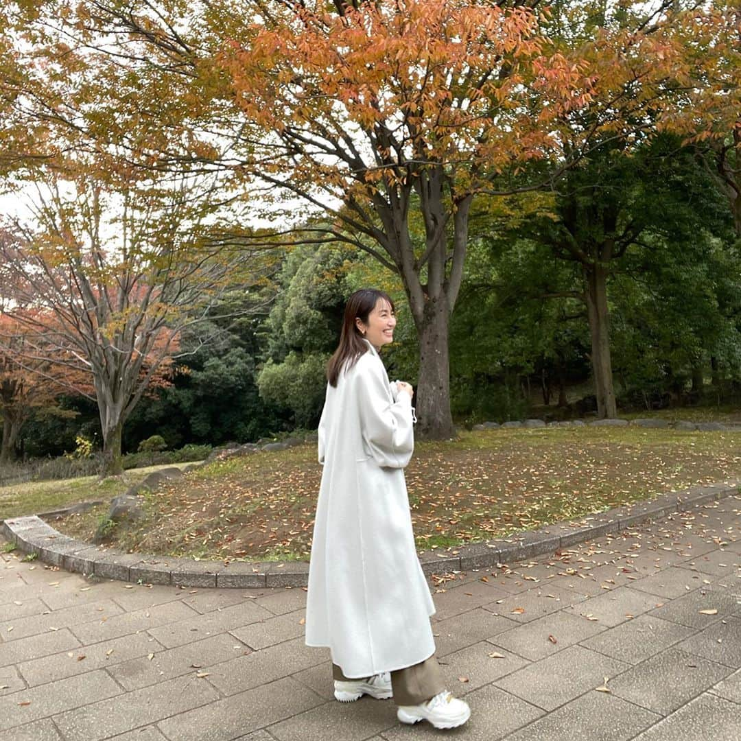 矢田亜希子さんのインスタグラム写真 - (矢田亜希子Instagram)「週末のお散歩♪紅葉の季節🍁 #私服#newコート#mima @mima_tokyo #白コート#女優コート#ていうらしい#ニット#uncrave#パンツ @deuxiemeclasse  #シューズ#maisonmargiela  @maisonmargiela #ベルト#hermes  @hermes  #スタバ#ジンジャーブレッドラテ#デカフェ#低脂肪乳」11月9日 20時34分 - akiko_yada