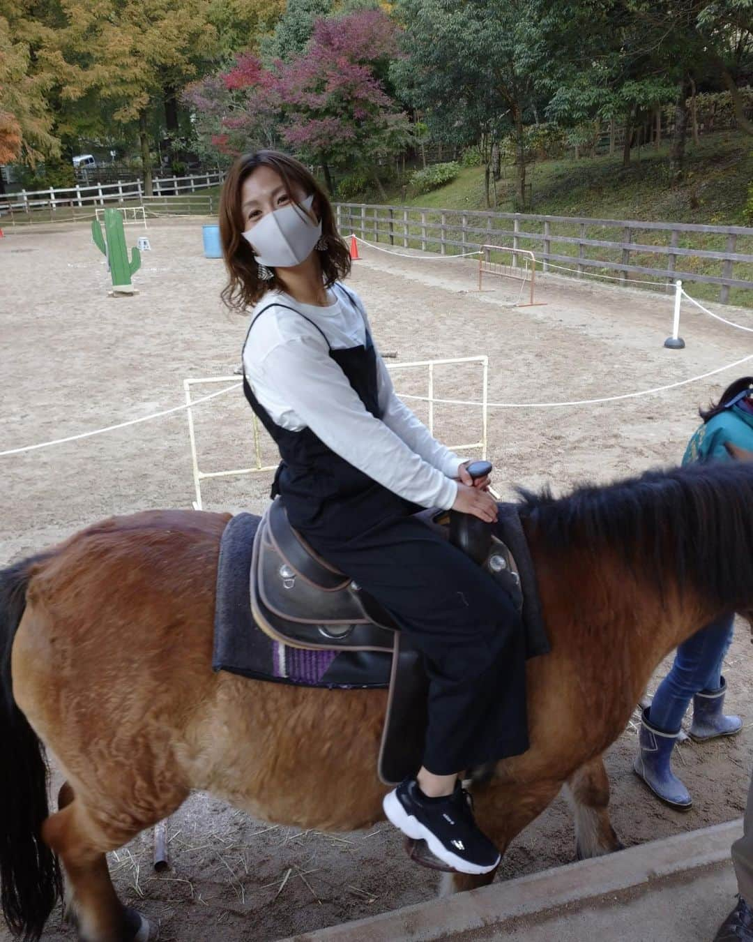 鮫島彩さんのインスタグラム写真 - (鮫島彩Instagram)「・ ・ オフに六甲山牧場へ行ってきました🐮 ・ ・ チームスポンサーをしていただいているQBB様の撮影スポットが牧場内にあったので、パシャリ📸✨ いつもありがとうございます！ ・ ・ やっぱり自然はいいですねぇ🍁 やっぱり秋はいいですねぇ🍁 ・ ・ 皆さんお好きな紅葉スポットはありますか？🙋‍♀️ ・ ・ #六甲山牧場  #QBB #QBBチーズ #毎日食べてます」11月9日 20時34分 - aya_sameshima