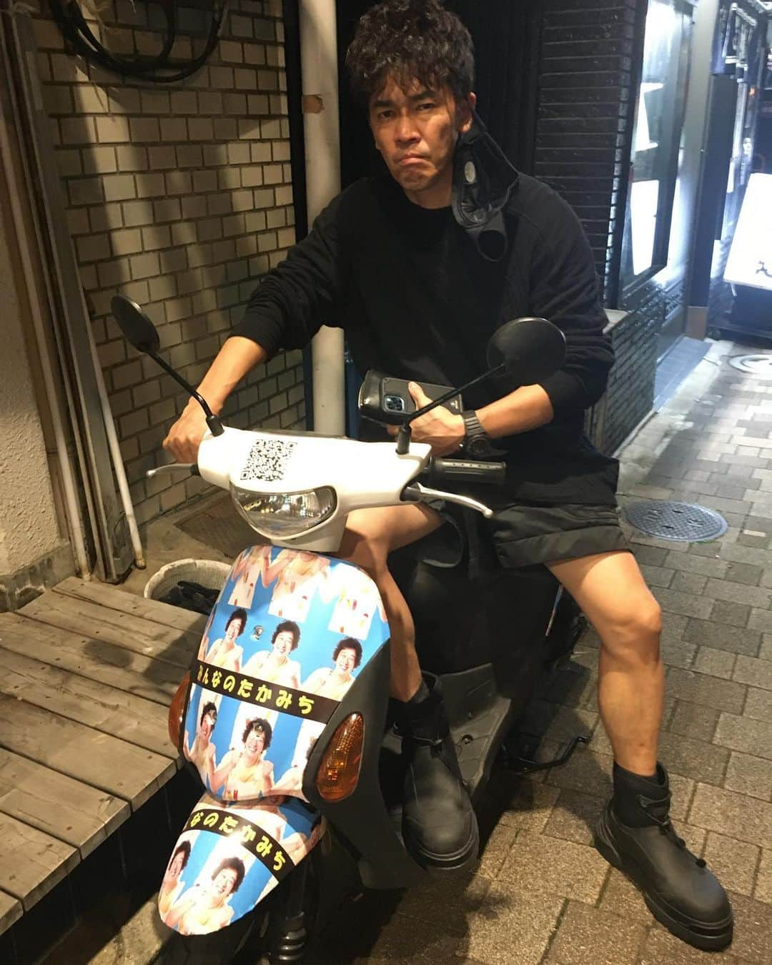 高道さんのインスタグラム写真 - (高道Instagram)「【YouTubeスタート】﻿ ﻿ 武井壮さんに初めて宣伝バイク跨いでもらった❗️﻿ 今日のご飯会は特に最高のご飯会でした😆﻿ そして、第1弾でゲストとして壮さんに出て頂いてるYouTubeもアップされてます❗️﻿ 是非ともご覧下さい❗️❗️❗️﻿ 結末がヤバすぎますが、、、最後まで楽しんでください😨﻿ ﻿ #武井壮 さん #百獣の王 #宣伝バイク #みんなのたかみち﻿」11月9日 20時34分 - minnanotakamichi