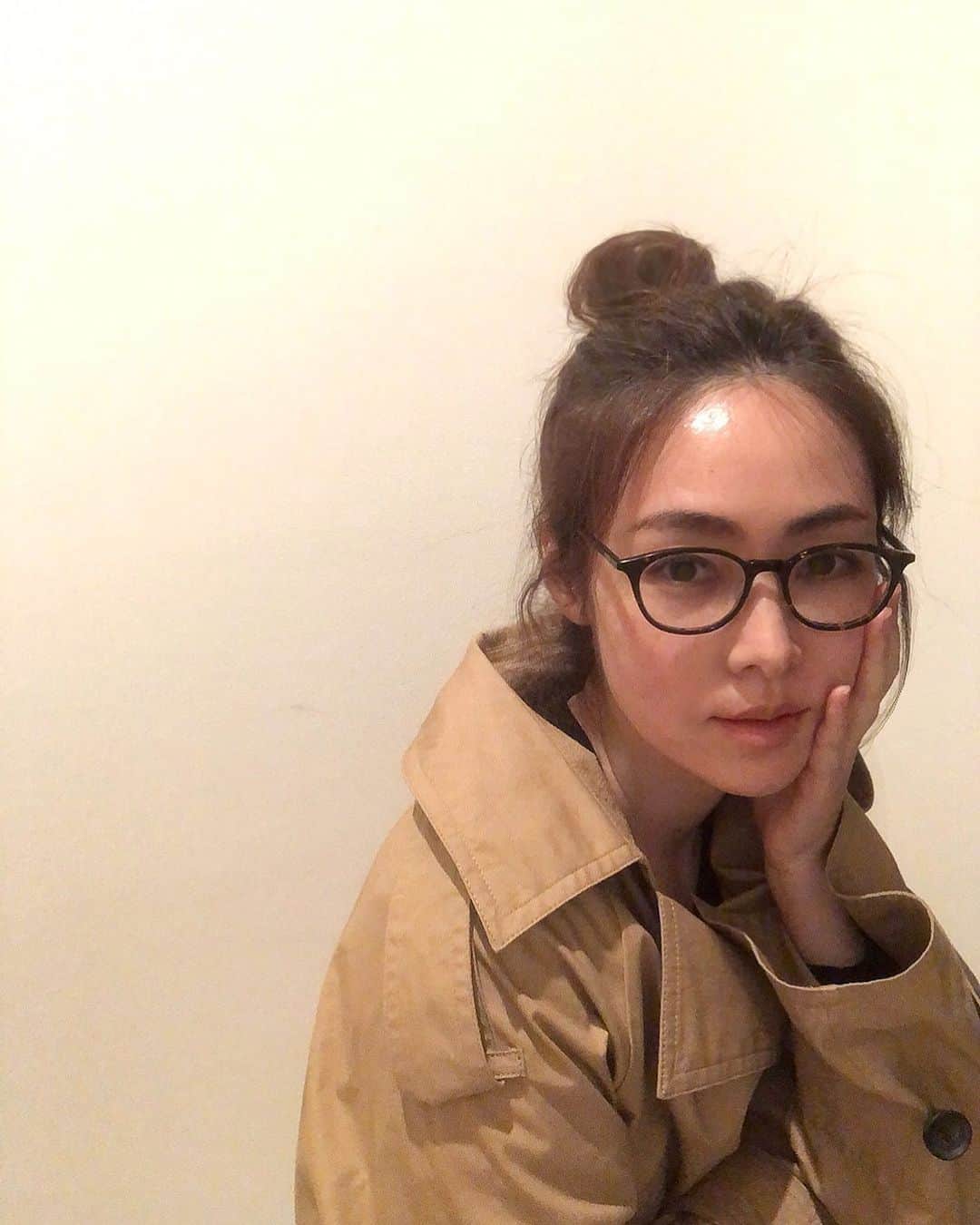 霧島れいかのインスタグラム：「こんばんは。 コリン・ファースです。 最近の楽しみ。 美味しそうなスウィーツ屋さんを 紹介しているインスタをニマニマ見ながら寝ること☺️ そしてチェックしたお店に行って食べること。 なのでなるべく、 歩いたり軽くランニングして 罪悪感をもみ消しています。 おすすめのお店があれば教えてください✨ そうそう昨夜のストーリーに 質問をたくさん頂いていました。 私の眼鏡は @propodesign さんの👓 グリコの ココナッツサブレサンドアイスの購入先は ファミリーマートでした。 でも置いていないところが多いかもです! これなかなか出会えないアイスですよね...😢 やはり好きな方たくさんいますね✨✨ グリコさんがもっと置いてくれますように✨  I am a lover of sweet foods.  #sweettooth #messybun #アイス部」