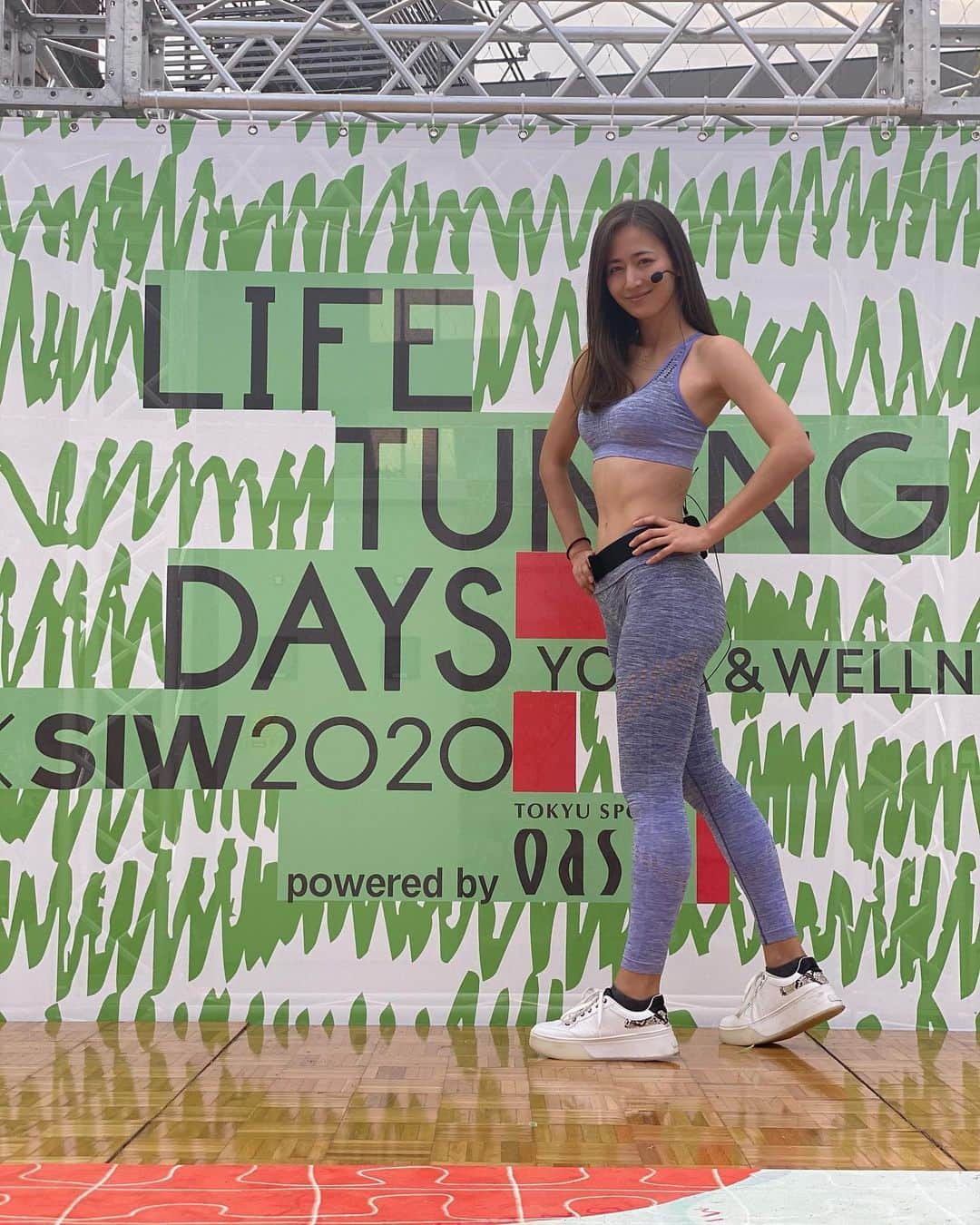 のインスタグラム：「昨日、渋谷の宮下公園で開催された《Life Tuning Days x SIW2020》でのworkout event🏋️‍♀️大勢の方が参加してくださって、とっても幸せで楽しい時間でした☺️☀️ 来てくれたみんな楽しめてもらえたかな？✨🍑🔥﻿ ﻿ 今回は頻繁に頂く「お尻を鍛えたいのに、太ももばかりに効いてしまう」と言うお悩みをベースに、お尻ワークアウト時に1番大切な「股関節の動き」「そして脳からお尻への伝達」にフォーカスしたメニューにしてみました🍑﻿ ﻿ ワークアウトや身体を動かす時は脳から「よし！ここの部位を動かすぞ！」って信号が送られて、それが神経を伝わってやっと効かせたい部位に効かす事ができるので、この伝達の感覚をなんとしても感じて欲しくって！  参加してくれたみんな、その後はどうかな🌹筋肉痛のお土産ちゃんと渡せたかな？🤣﻿ ﻿ 昨日改めて感じたけれど、やっぱりイベントセミナーが大好き！早くまたみんなと一緒にワークアウトイベントやりたいです✨💞 今回来れなかった方も、また次のイベントでは必ず会いましょう😘✨THANK YOU SO MUCH FOR COMING!❤️ ﻿ 最後に。 @life_tuning_days 関係者の皆さま、素晴らしいイベントを本当にありがとうございました🙏  そして衣装提供くださった @beachbody.gear.jp 様、可愛いくて着心地最高のウェアでテンション上がりました🤤💫﻿ ありがとうございました！ ﻿ ﻿#workout #バックライン #背中 #お尻 #トレーニング #LTD #beachbodyjapan」