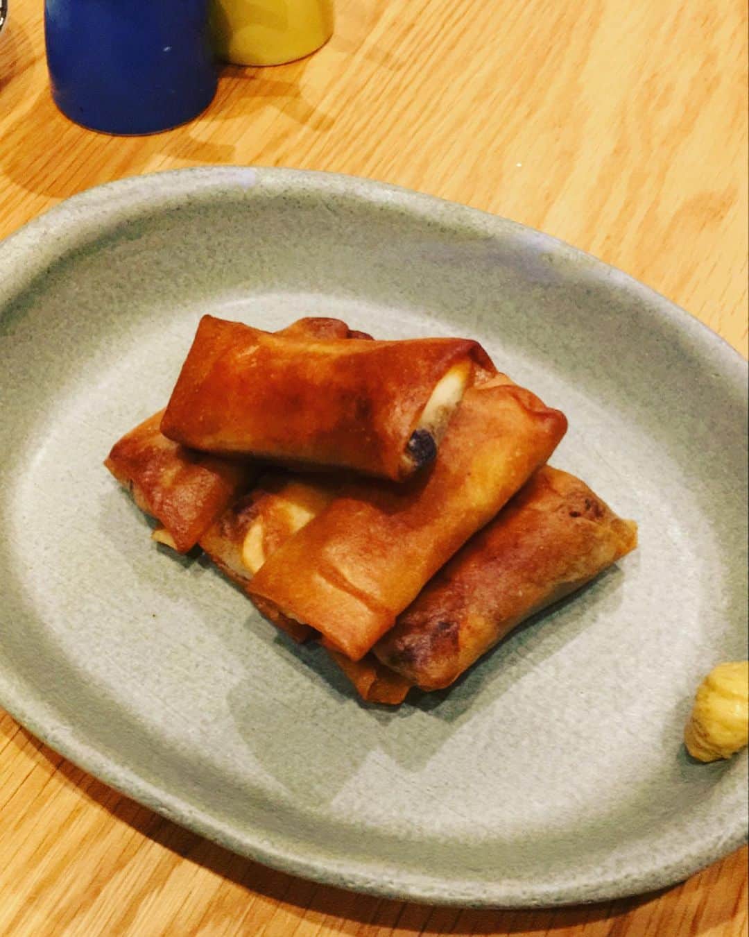 SHANTIのインスタグラム：「さてベジ食。初春巻きちゃんに挑戦。美味しくできました。具は山芋、味付けして炒めた春雨＋椎茸＋にんじん🥕＋玉ねぎ。ポイントは春雨を水で戻さない事。炒める時にちょっとだけ水とかお酒でもどす程度。 味がついてるからそのままでも美味しいです。山芋は生のまま巻きます。  熱伝導の良い小さい鉄のフライパンとグレープシードオイル1cm足らずでキレイに焼き上がりました。  因みにうちにはキャノーラ油はありません。脂質の質はとても大切。あるのはグレープシードオイル、オリーブオイル、ココナッツ油、ごま油です。  #ベジ食 #ビーガン料理」