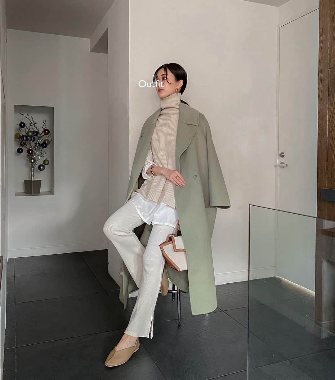 のインスタグラム：「・ ・ Coordinate 🥝 ・ ・ 今年っぽいグリーンのアウターと、中はシャツにニットベストをレイヤード✌🏼　 ・ ・ 🏷 OUTER @amail_official  TOPS @urs_official  SHIRTS @uniqlo  BAG @charleskeith_jp  ・ ・ ・ ・ #outfit #ootd #instafashion #AMAIL #アマイル #urs_official #urs_styling #minimalstyle #minimalfashion #classicstyle #simpleoutfit #everydaylook  #コーデ #コーディネート #今日のコーデ #私服  #karen_k_outfit」