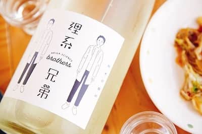 KURAND@日本酒飲み放題さんのインスタグラム写真 - (KURAND@日本酒飲み放題Instagram)「. . 日本一理系な兄弟蔵元が造る   究極の食中酒…理系兄弟  母の後を継いだ薬剤師の兄と、遺伝子レベルで免疫を研究していた杜氏の弟という、日本一理系な兄弟蔵元が、綿密な酒質設計をもとに造った究極の食中酒。  低アルコールの飲みやすさと、お米の綺麗な甘みが特徴。穏やかな吟醸香の中にも、しっかりとしたお米の旨みを感じられ、食事に寄り添うやさしい味わいです。 どの料理にも相性がいいですが、特に塩味の効いたあっさりとした料理や、きゅうりやトマトのようなフレッシュな野菜料理とは好相性です。  ＜蔵元さんからのメッセージ＞ 日本酒造りは、たくさんの変数が複雑に絡み合う難解な数式に似ています。変数を徹底的に分析し、よりシンプルな数式に置き換えることで、緻密な酒質設計をもとにした理想に近い日本酒を生み出すことが可能になります。「料理とのベストな組み合わせを楽しんでもらいたい」という思いで、有賀醸造が5年間に渡り様々な組み合わせの仕込みを繰り返し、数値をデータ化することで導き出された酒質設計のもと「理系兄弟」は生まれました。 「理系兄弟」は、皆さまが飲む瞬間がピークになるように逆算した酒質設計をしています。  ○商品名:理系兄弟 ○価格:四合瓶¥1620(税別)  一升瓶¥3240(税別) ○酒蔵:有賀醸造(福島県) ○合う料理:野菜料理、刺し身、ラタトゥイユ、カルパッチョ  商品ページはトップ欄の公式リンクから  #kurand #クランド #酒 #果実酒 #果肉酒 #理系兄弟  #純米吟醸酒  #福島県のお酒  #福島県の日本酒  #宅飲みパーティー  #宅飲み女子会  #家飲み」11月9日 20時49分 - kurand_info