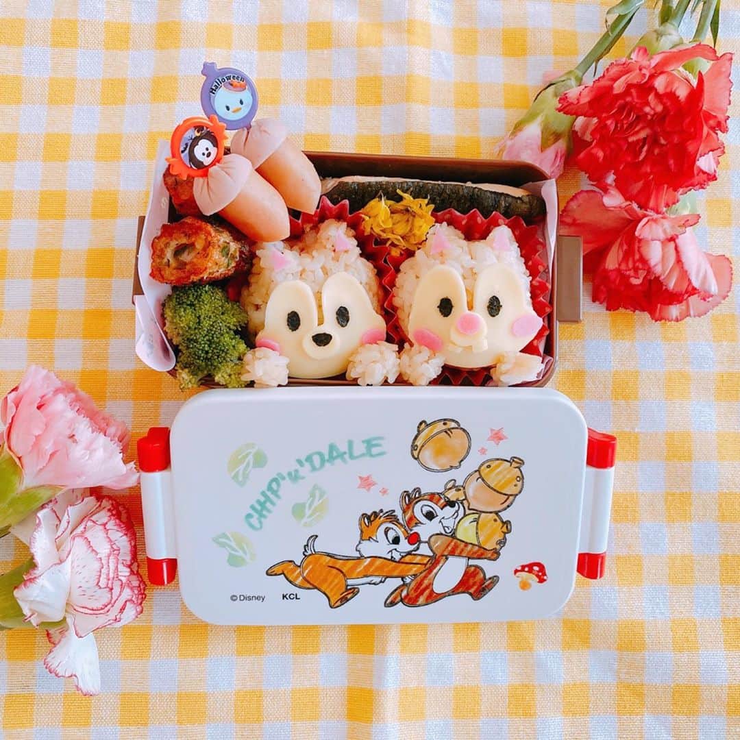 倉岡生夏のインスタグラム：「百均クオリティー高い💓 ・ ・ チップとデールのお弁当箱はセリアのものです💓そう、百円なのです😂！ ・ 安くてびっくり💦ディズニーのお弁当箱、沢山かっちゃいました💓 ・ ピックも、ツムツムのがあったりセリアもとってもかわいいですよ💓 ツムツムチップとデール🐿簡単キャラ弁にしました⭐️ ・ ・ もう秋とゆうより冬だし、街はクリスマス飾り🎄ですよね⭐️ 早くツリー🎄出さなくちゃ❣️です！ ・ ・ ・ #キャラ弁  #キャラ弁初心者 #セリア #セリア購入品  #チップとデール  #お弁当箱  #ディズニーツムツム  #ツムツム弁当  #可愛いお弁当作りたい部  #愛され料理 #キャラ弁部  #おうちディズニー #kyaraben  #japaneseanime  #disneygram」