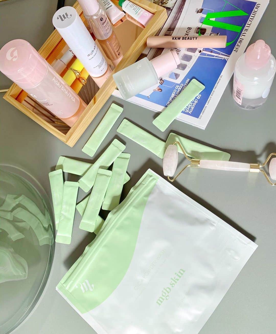 megbabyのインスタグラム：「ついに💚💚💚CICA POWDER WASH情報解禁🔓 . みんなにとっても気に入ってもらっているポアアンプルに続き、さらに新しい毛穴集中ケアアイテムの発売を予定しています😍 わたし自身、敏感肌なので酵素パウダーはお肌が逆に荒れてしまって使いたいのにできなかったの。。そんな私と同じお悩みの方にも使ってもらえるCICA成分配合の洗顔パウダーをつくりました💚💭 お肌が弱くて角質ケアをあきらめている方、毛穴レス肌をさらに追及したい方に使ってほしいアイテムです😌 . プレゼントイベントもあるので最後まで読んでね🥺✨💘 . 【📣 情報解禁✨】敏感肌にも角質&毛穴ケアを「CICA POWDER WASH」新発売！発売記念ポイントプレゼントイベントのお知らせ🌈🎡🎠 . 11月13日(金)17:00 ON SALE @mgb_skin 「CICA POWDER WASH 24EA」 ￥2970(税込) . “シカケア+酵素で洗うしっとり洗顔パウダー” 乾燥やと角質肥厚によるごわつき・くすみや、毛穴汚れが気になる敏感肌のための洗顔パウダー。敏感肌を美しく整えるシカケア成分に浸した皮脂吸着パウダー、酵素パウダー、そしてボタニカルソフトスクラブパウダーをブレンド。余分な角質や皮脂汚れを吸着しながらキメを整えて、デリケートな肌もやさしくしっとりと洗い上げます。洗い上がりはつるつる、すべすべに✳ . ✨POINT01✨ シカパウダー&酵素パウダーで、べたつきや毛穴汚れをすっきりオフ . ✨POINT02✨ つるんとなめらかな肌に整えるボタニカルソフトスクラブを配合 . ✨POINT03✨ パウダーは弱酸性（pH5.78）で敏感肌に配慮した設計 . 【こんな方におすすめ！】 ☑️敏感肌だけど毛穴ケアをしたい ☑️肌のキメを整えてつるんと見せたい ☑️ベタつくところと乾燥するところの差が激しい ☑️スキンケアの効果を感じにくくなった ☑️肌を引き締めたい ☑️肌に透明感がほしい ------------------------------ 【💚発売記念イベント💚】 シカパウダーウォッシュご購入で もれなく【⭐️500P⭐️】プレゼント❗️ . ＼ 5日間限定 ／ 11月13日(金)17:00～11月17日(火)23:59 ------------------------------ 13日(金)17:00に是非アラームの設定をしてお待ちください⏱💓 . #MEGOODBEAUTY #mgbskin @megood__beauty 💞」