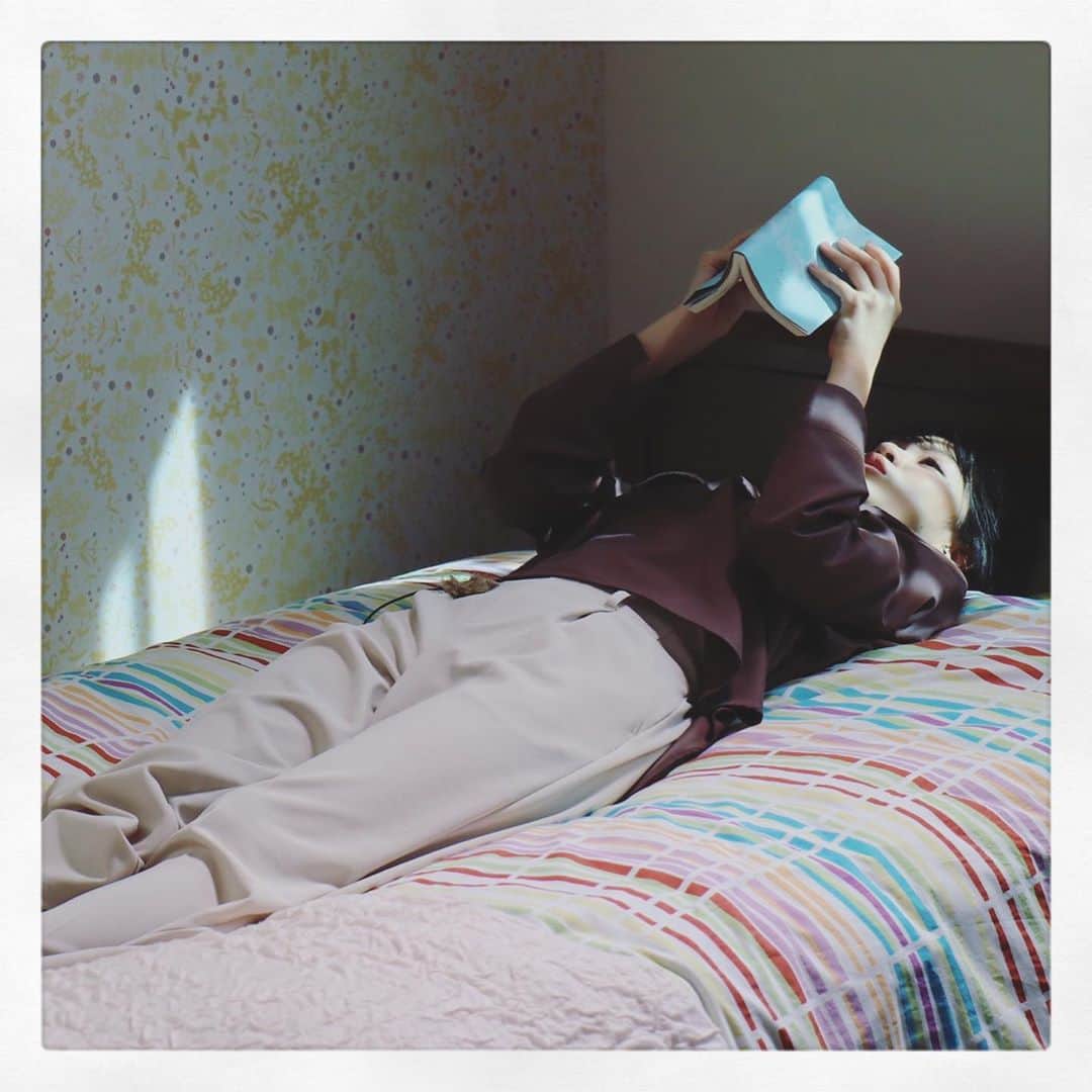 東李苑さんのインスタグラム写真 - (東李苑Instagram)「コーチャンフォーの新CMが公開となりました🕊  今回は おうち時間をテーマに 読書編・イラスト編・満喫編の 3パターンです😌  道民の皆さまは もうご覧頂けましたでしょうか？ これから1年間、テレビ越しでお邪魔しますねっ♡♡  コーチャンフォーホームページからも ご覧いただく事ができますので  ストーリーハイライトから リンクへ飛んで見てみてください💨 . そして新CM公開を記念して 今週土曜14日に 新川通り店 カフェ&レストラン インターリュードにて  東李苑のおしゃべりディナーショーを開催させて頂きます (写真4枚目に詳細載ってます⏩) . こんなご時世なので 全力で、来て下さい！！ とは言いづらいですが  年内に皆さまと直接お会いできる せっかくの機会です。  私は正直 とってもとっても嬉しくて楽しみなんです。  もちろんコロナ対策は万全を期して お越しくださる皆さまと 濃い時間を過ごせるように 諸々準備を進めています◎  お席はまだ少しだけ余裕があるそうなので 悩んでいる方がいらっしゃったら  まずはお気軽に質問やお問い合わせを コーチャンフォー新川通り店さんへお電話下さい ☎︎011-769-3333  ご予約も電話のみとなってます…！ . ちなみに、ちなみに。 当日はちょっとサプライズゲストを お招きする予定です…(小声)  お料理は、昨年のビュッフェ形式とは異なり コース料理を予定しております！  ピアノも歌もトークも 楽しみに待っていて下さい🍀」11月9日 20時57分 - az_rion