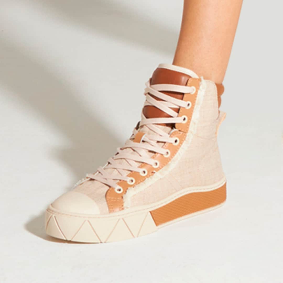 Schutzのインスタグラム：「NEW WEEK, NEW SHOES ❤️ #schutzsneakers」