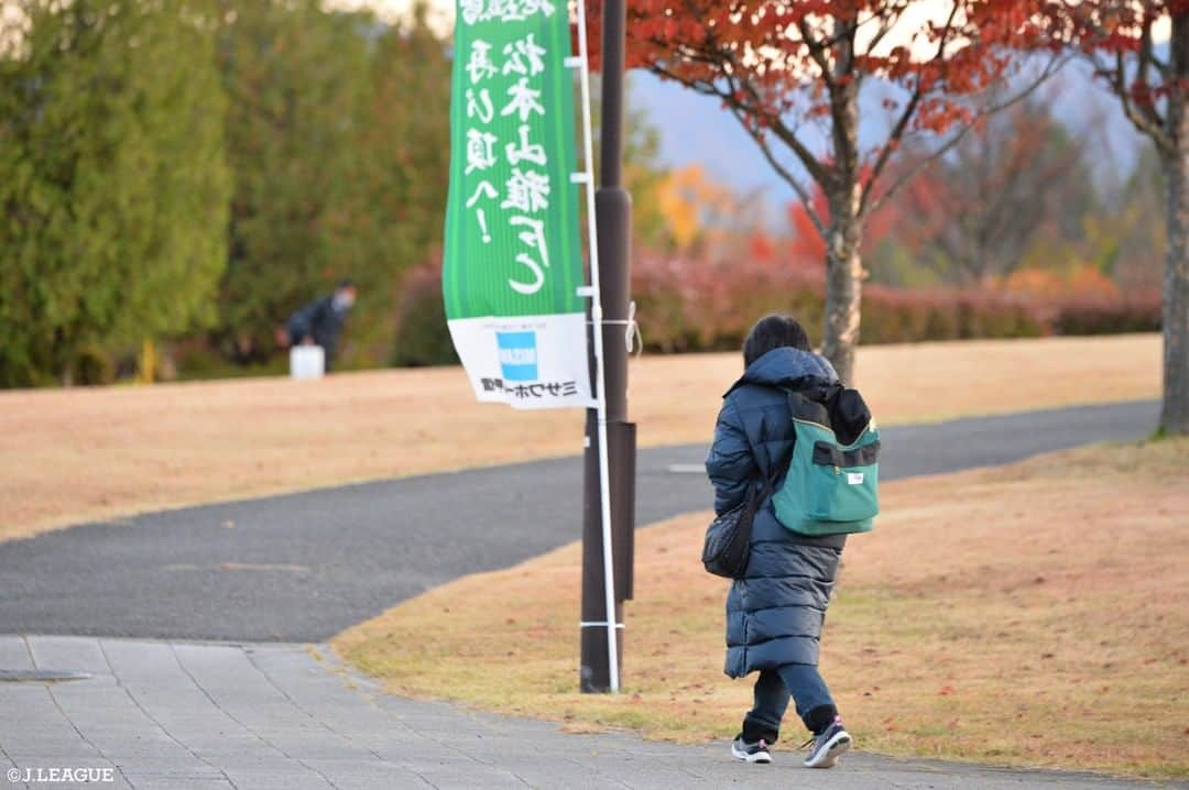 Ｊリーグさんのインスタグラム写真 - (ＪリーグInstagram)「寒くなってきましたね😌🧣  スタジアムもだんだん冬仕様に…✨  #Ｊリーグ #jleague  #J撮り #横浜Fマリノス #名古屋グランパス #サンフレッチェ広島 #松本山雅FC #モンテディオ山形 #サッカー #サッカー観戦 #サッカー観戦コーデ #観戦コーデ #冬コーデ #キッズサポーター #soccer #soccerlife #soccerfans #football #footballfans」11月9日 21時00分 - jleaguejp