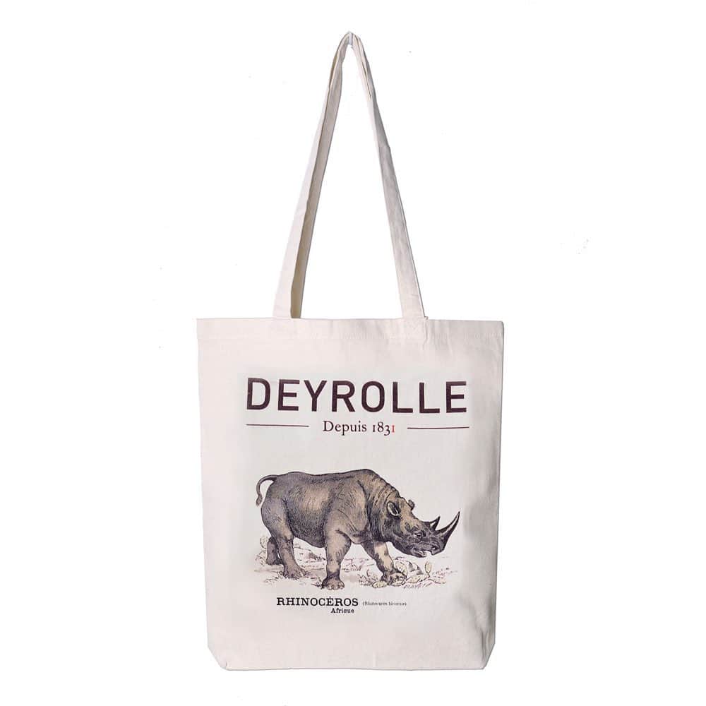 Sisterさんのインスタグラム写真 - (SisterInstagram)「DEYROLLE  Tote Bag – Rhinoceros ¥3,000 (+tax)  DEYROLLE  デロール デロール(DEYROLLE)はフランス・パリにある自然科学と教育学のためのパリの機関。 ショップとしても利用出来、剥製や標本、自然史に関連する多くの専門的な書籍も販売しており子供から大人まで魅了する老舗専門店としても有名。 1831年、ジャン・バプティスト・デロール（Jean-Baptise Deyrolle）によって設立され、 息子のアシル(Achille)へと引き継がれたデロール。 当初は彼らの昆虫学への情熱から自然史コレクションの昆虫や狩猟用具を販売し、 次第に剥製や標本を収集・製作し成功を収めます。 1866年、祖父からエミール・デロール(Émile Deyrolle)に引き継がれた当時は 自然史に関心が高まっていた背景もあり、ヨーロッパ中でたくさんの標本が製作されていました。 それらは後に自然史博物館のコレクションとなっていきます。 エミールは剥製製作、昆虫標本など多くの貴重なコレクションを販売しつつ、 それらの専門書籍の出版と販売も行いました。 現在、教育を大切に考えるDEYROLLEでは、 フランスのすべての学校や大学に提供されている科学機器、剥製、骨学、学校の家具や壁板に加えて、 多くの専門書がDEYROLLEから出版されています。 約120カ国の、学校、大学、技術センター、科学センターへの教材配布に協力しています。 2008年2月1日午前5時、昆虫の展示場所から出火し、展示室にあった約90パーセントの昆虫標本と家具類を焼失してしまいました。 この貴重なコレクションを救うために世界中の個人収集家、企業、アーティストなどからの支援で “Association de Amis de Deyrolle”を設立。 火災の残骸からアーティストは作品を製作し、Chasseie’sが主催する自然美術館で開催されたオークションで販売されました。 また、エルメスは Henri de Linarèsによる“Plumes”スカーフをカスタマイズ版として復刻、 Assouline Editionsは写真家Laurent Bochetが撮った剥製の写真集「1000°C」を出版、 SteidlもMartin d’Orgeval撮影による火災後に生まれ変わった昆虫展示をおさめた写真集「Touché par le feu」を出版しました。 多くの支援によって、現在DEYROLLEは見事に復活を遂げ 今も世界中から愛され続けています。  #deyrolle #sister_tokyo」11月9日 21時01分 - sister_tokyo