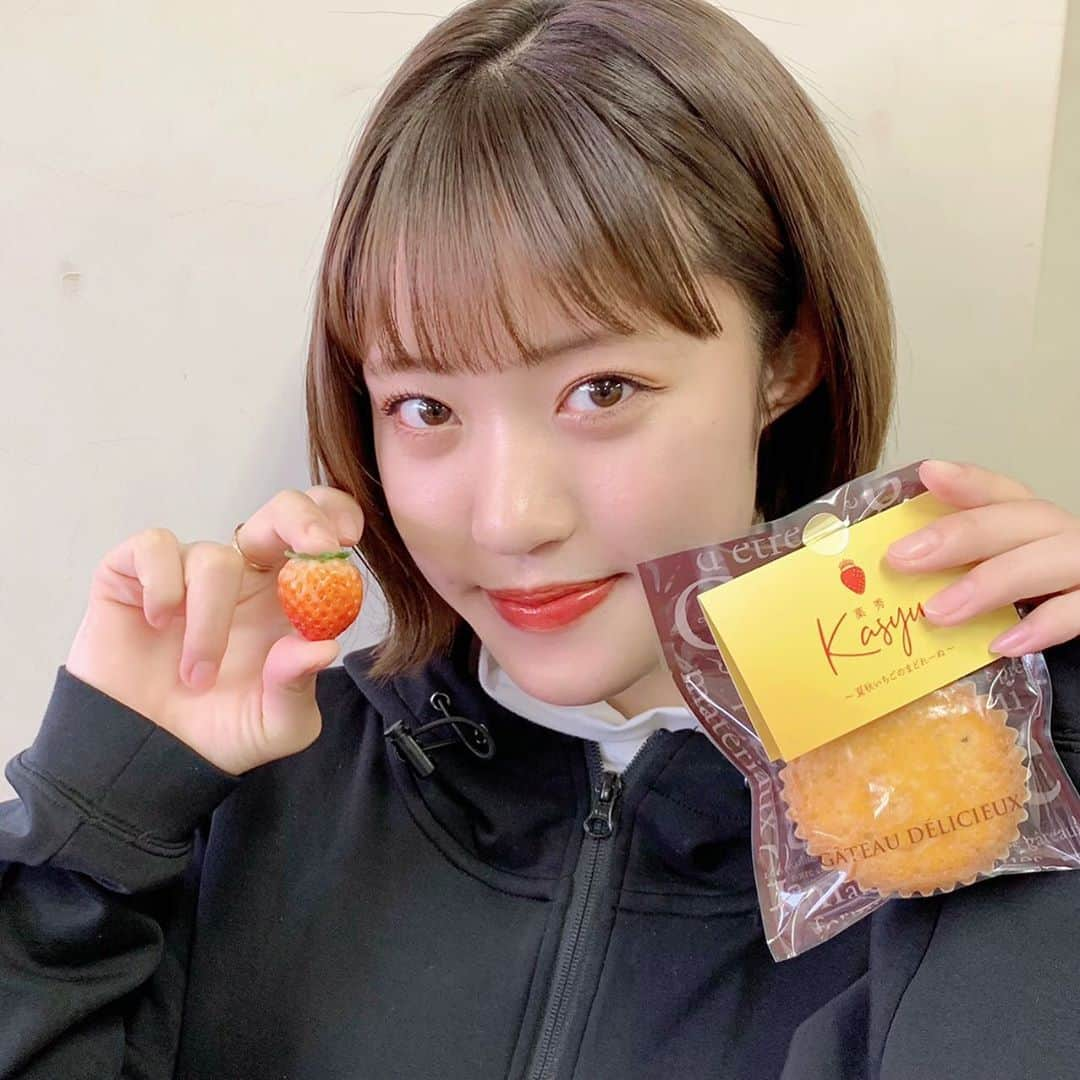 王林さんのインスタグラム写真 - (王林Instagram)「❤︎ 「あおもり"共創"プロジェクト」で誕生した新スイーツ🍓 夏秋いちごの香りと酸味が楽しめるマドレーヌです🤤販売が楽しみ😳 . . #地産地消 #夏秋いちご #マドレーヌ #むつ市 #菓秀 #いちご #kasyu #工房歩み #ラグノオささき #RINGOMUSUME #王林」11月9日 21時01分 - ourin_ringoooo